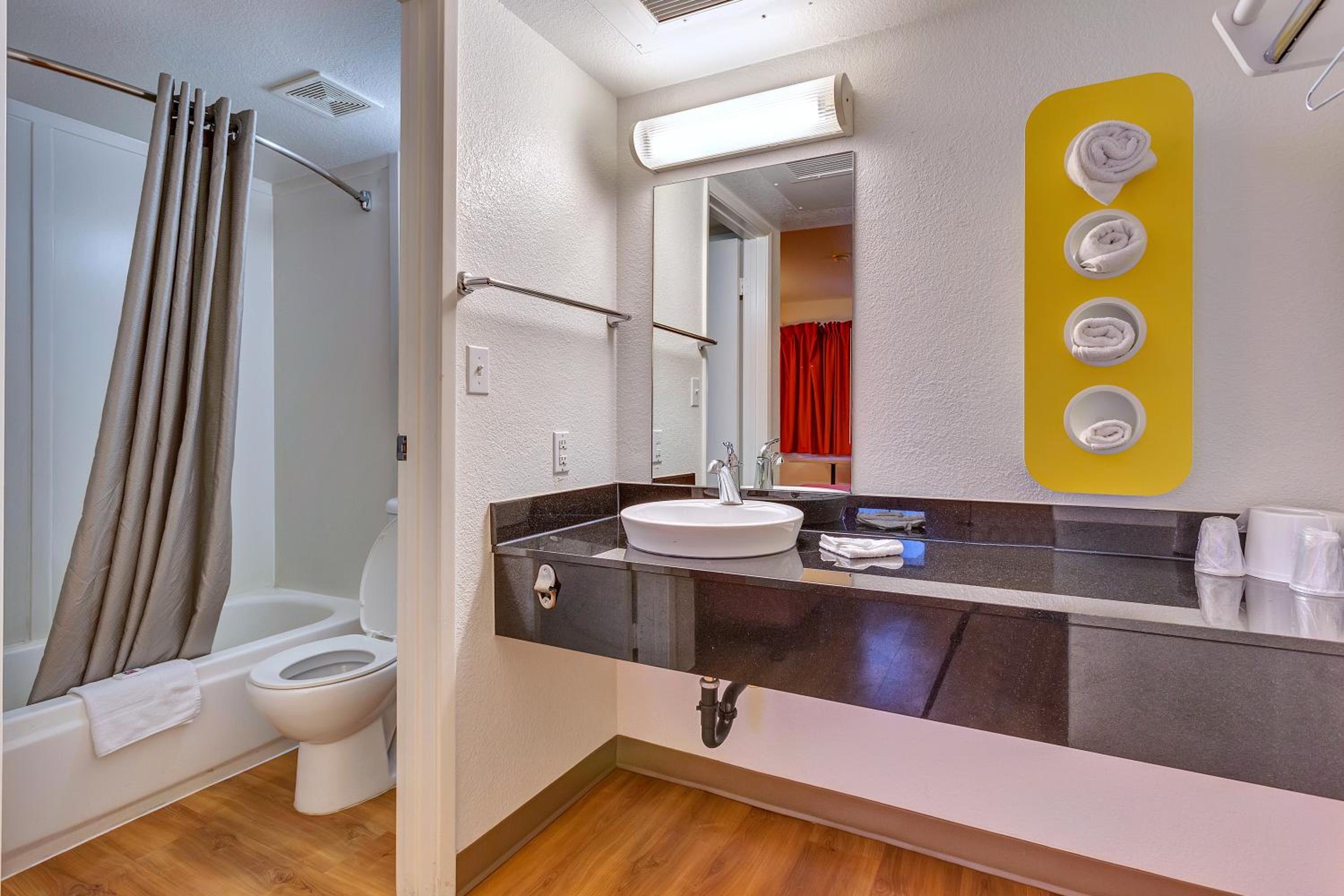 Queen Room with Roll-in Shower - Mobility Accessible/Non-Smoking photo 3
