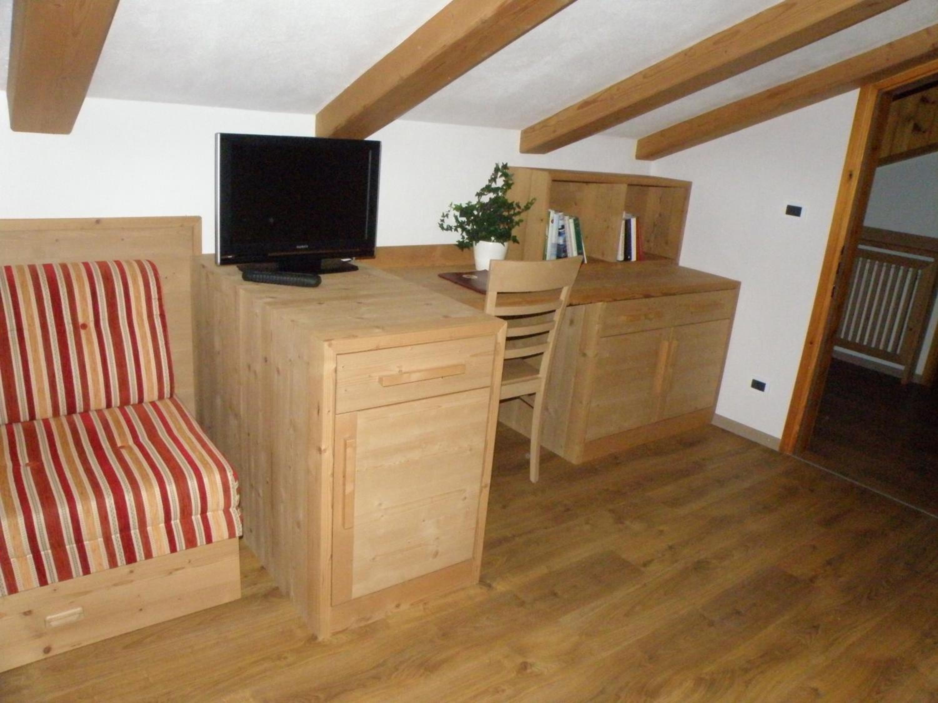 One-Bedroom Apartment - Attic photo 3