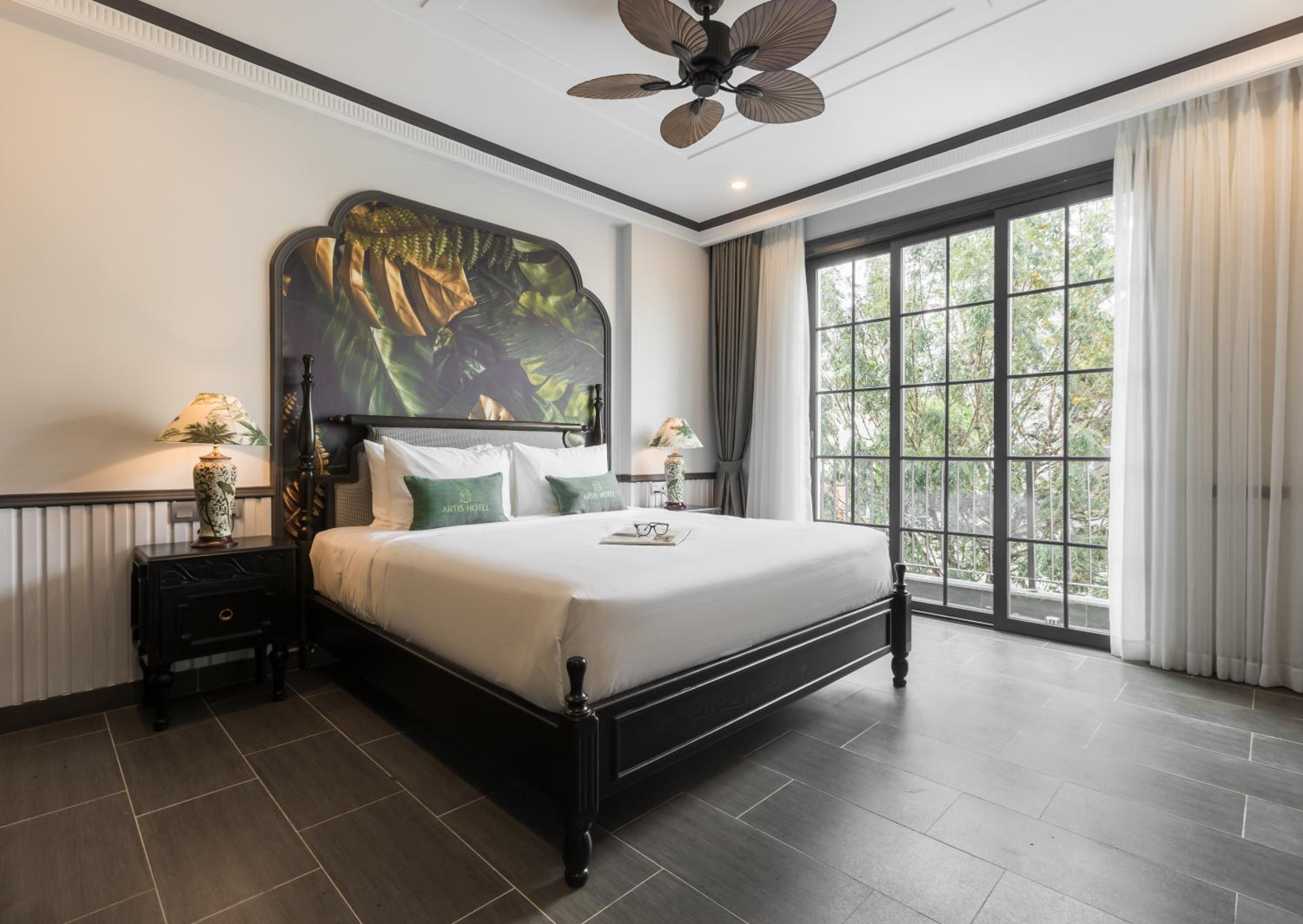 Deluxe Double Room with Balcony - Photo 10