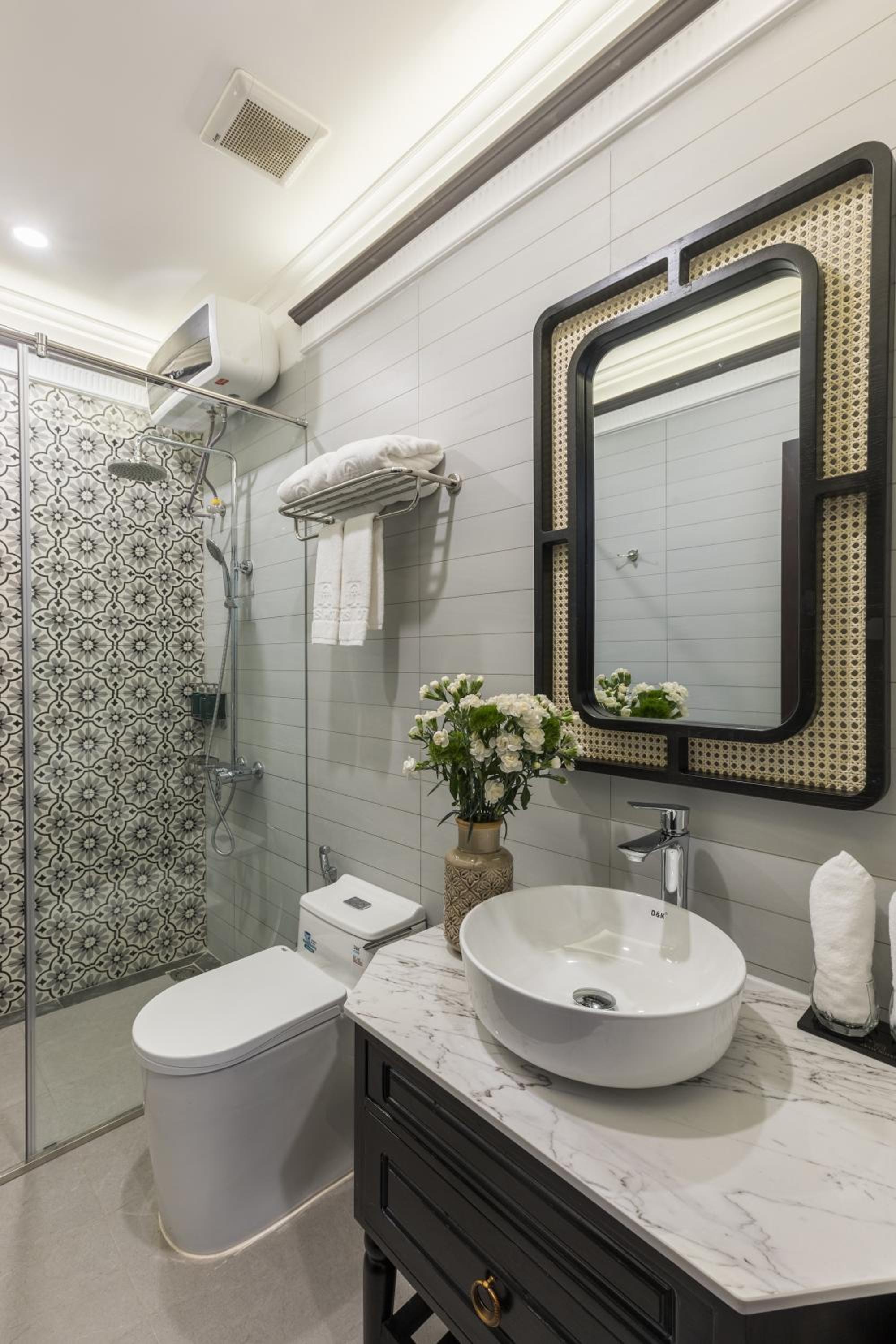 Deluxe Double Room with Balcony - Photo 12