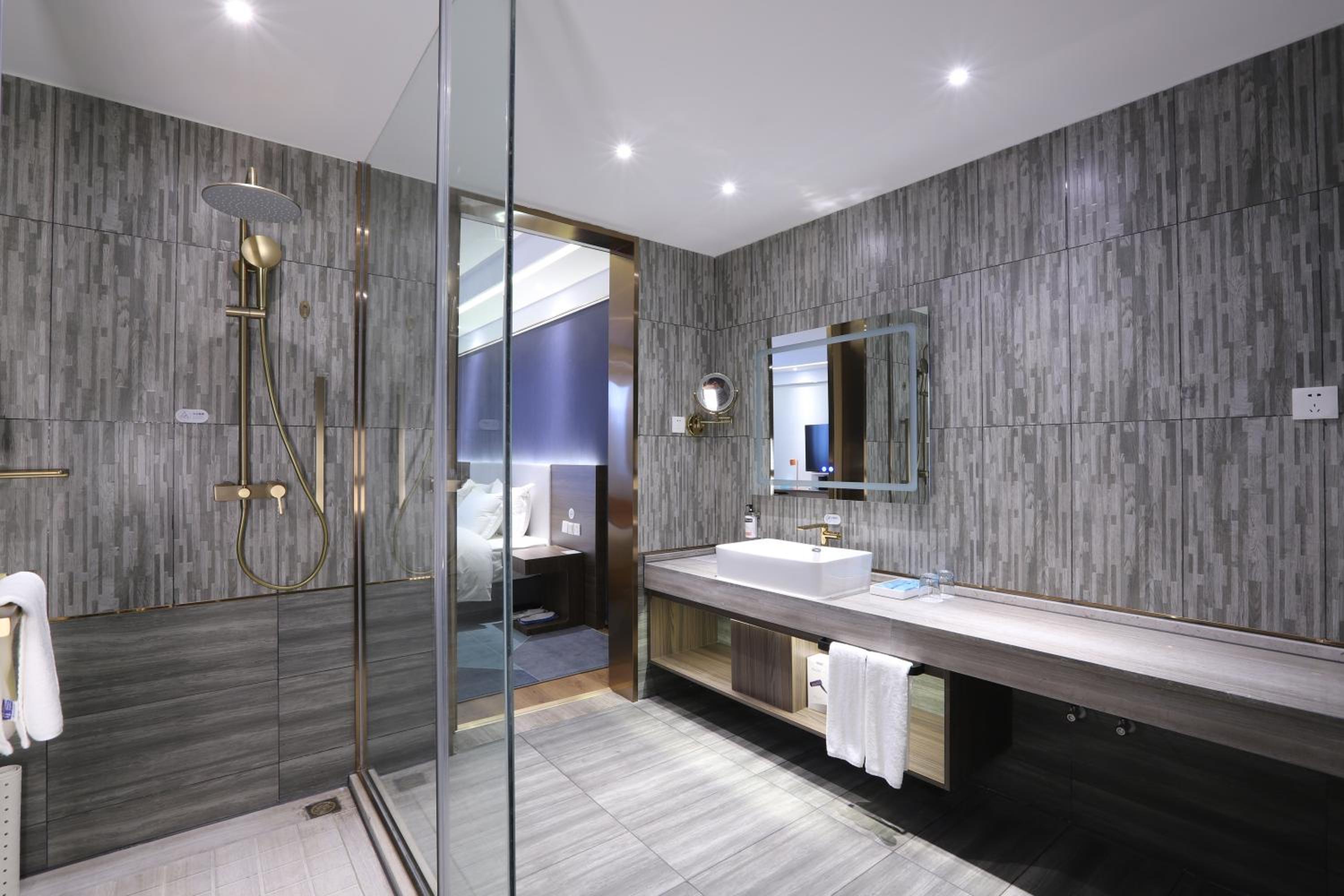 Standard King Room - Photo 7
