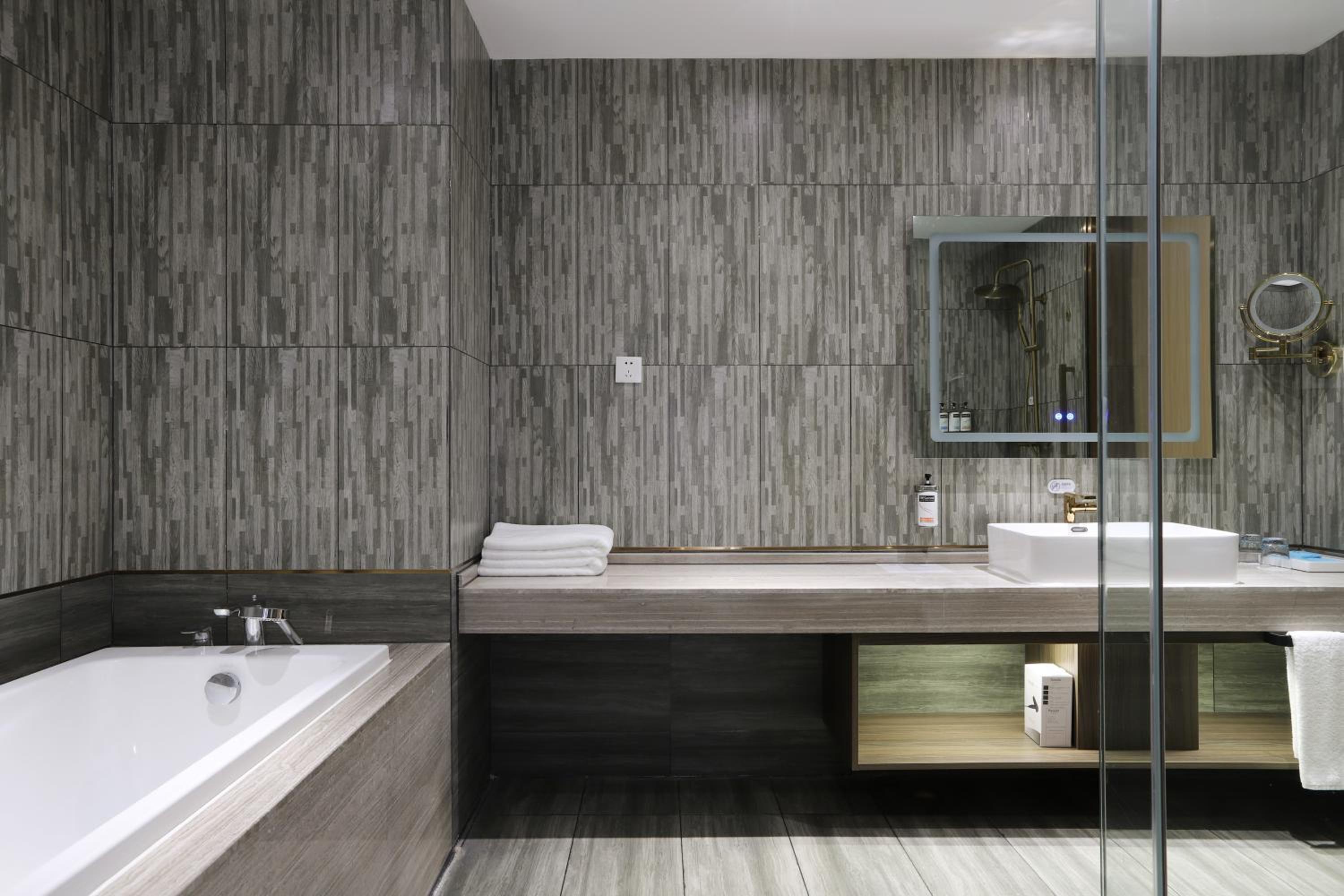 Standard King Room - Photo 8