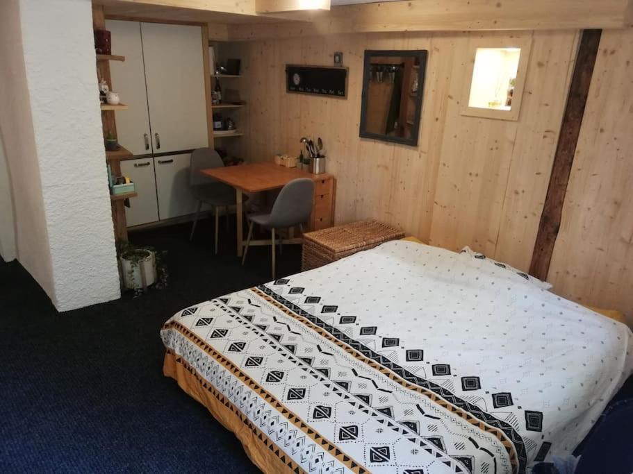 One-Bedroom Apartment photo 1
