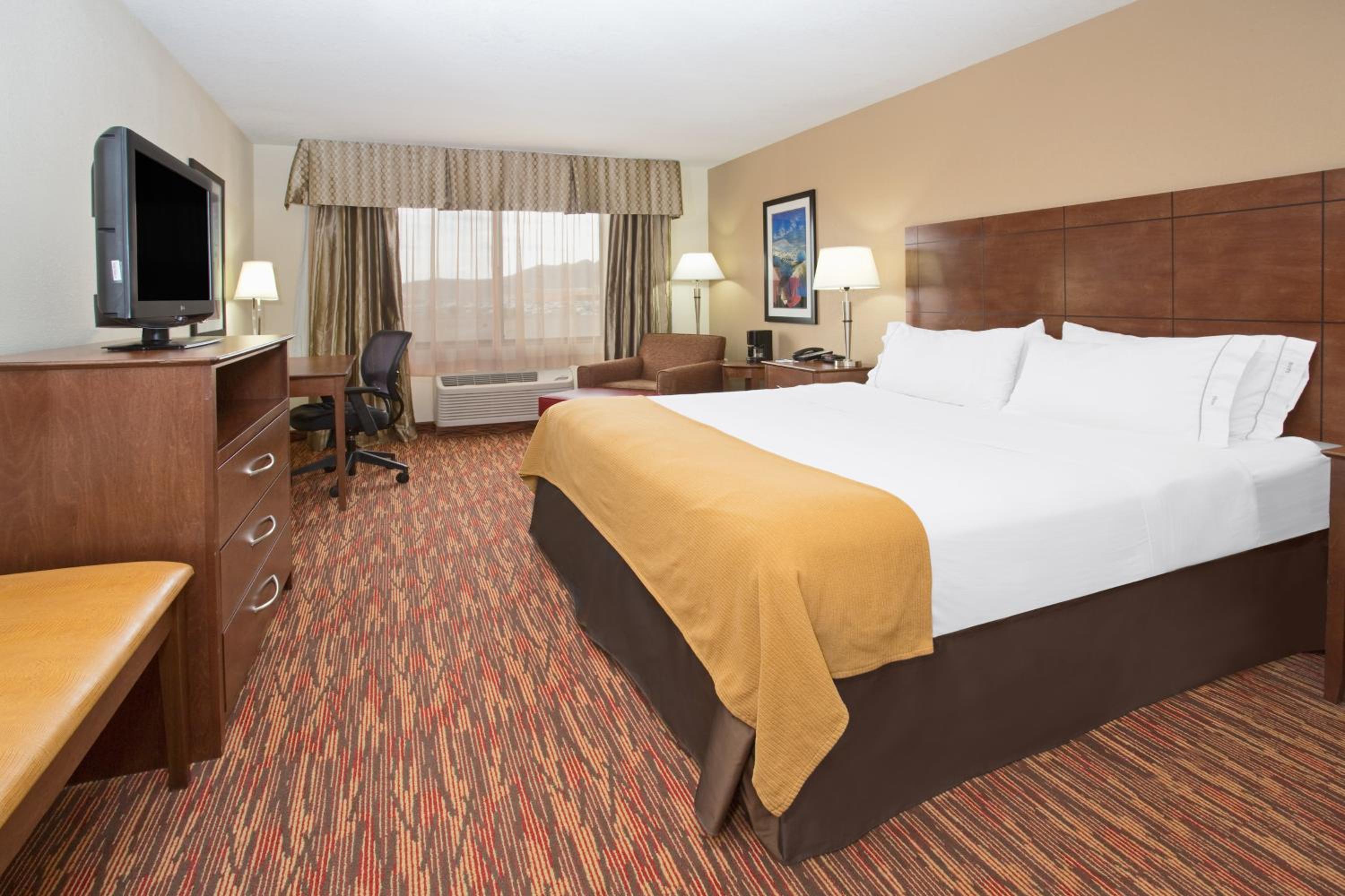 Standard King Room with Mobility Accessible Tub - Photo 2