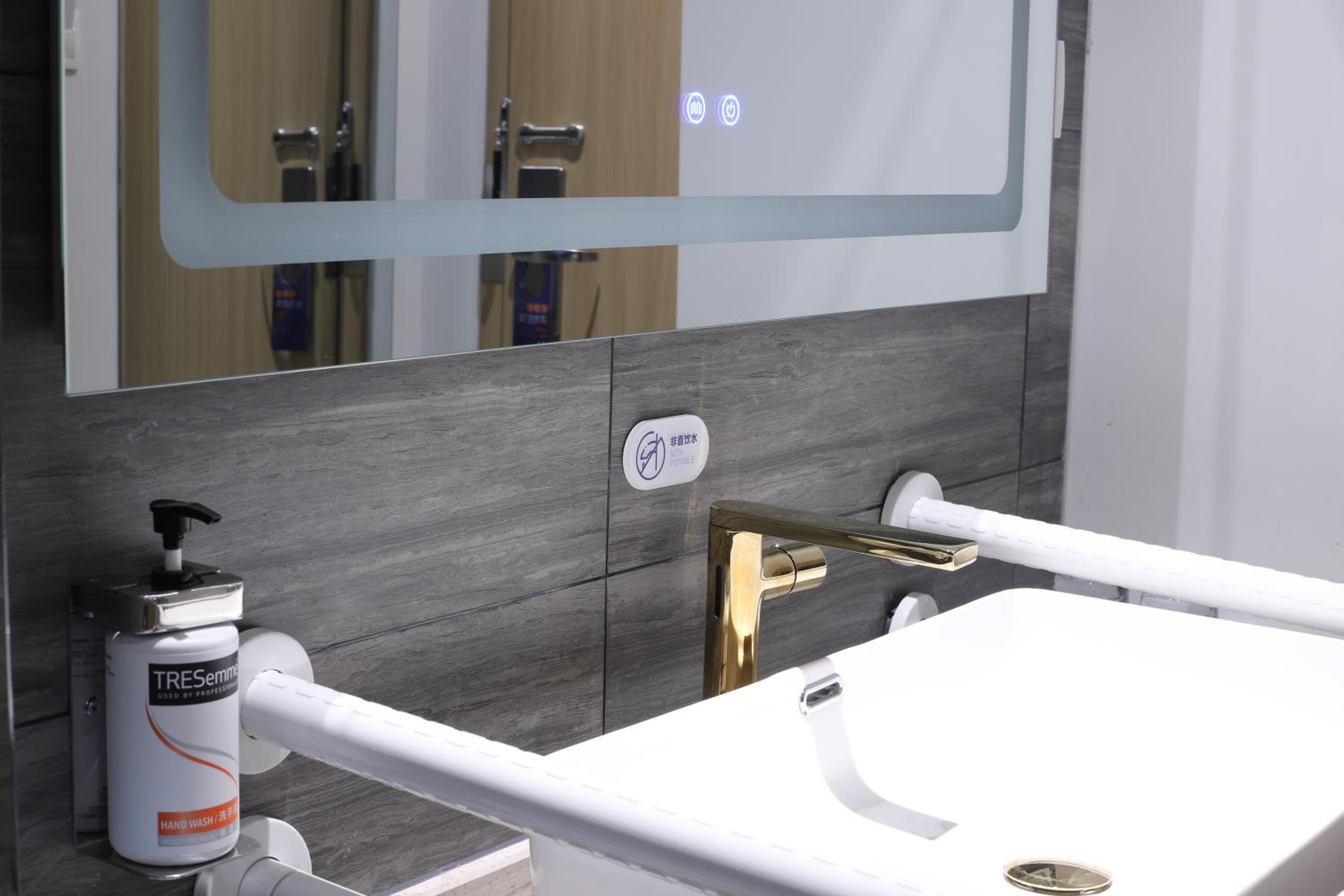 Twin Room - Disability Access - Photo 2