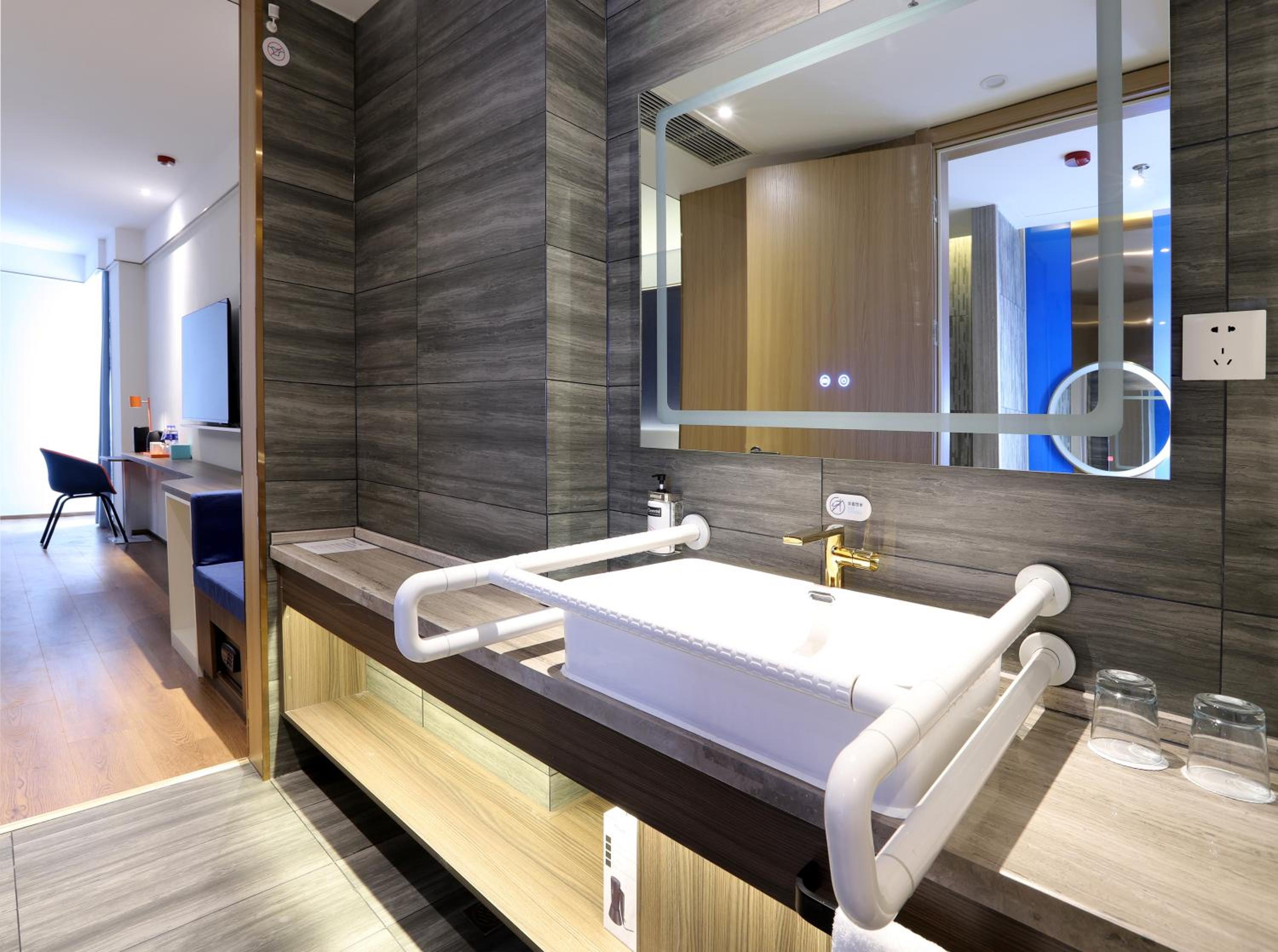 Twin Room - Disability Access - Photo 4
