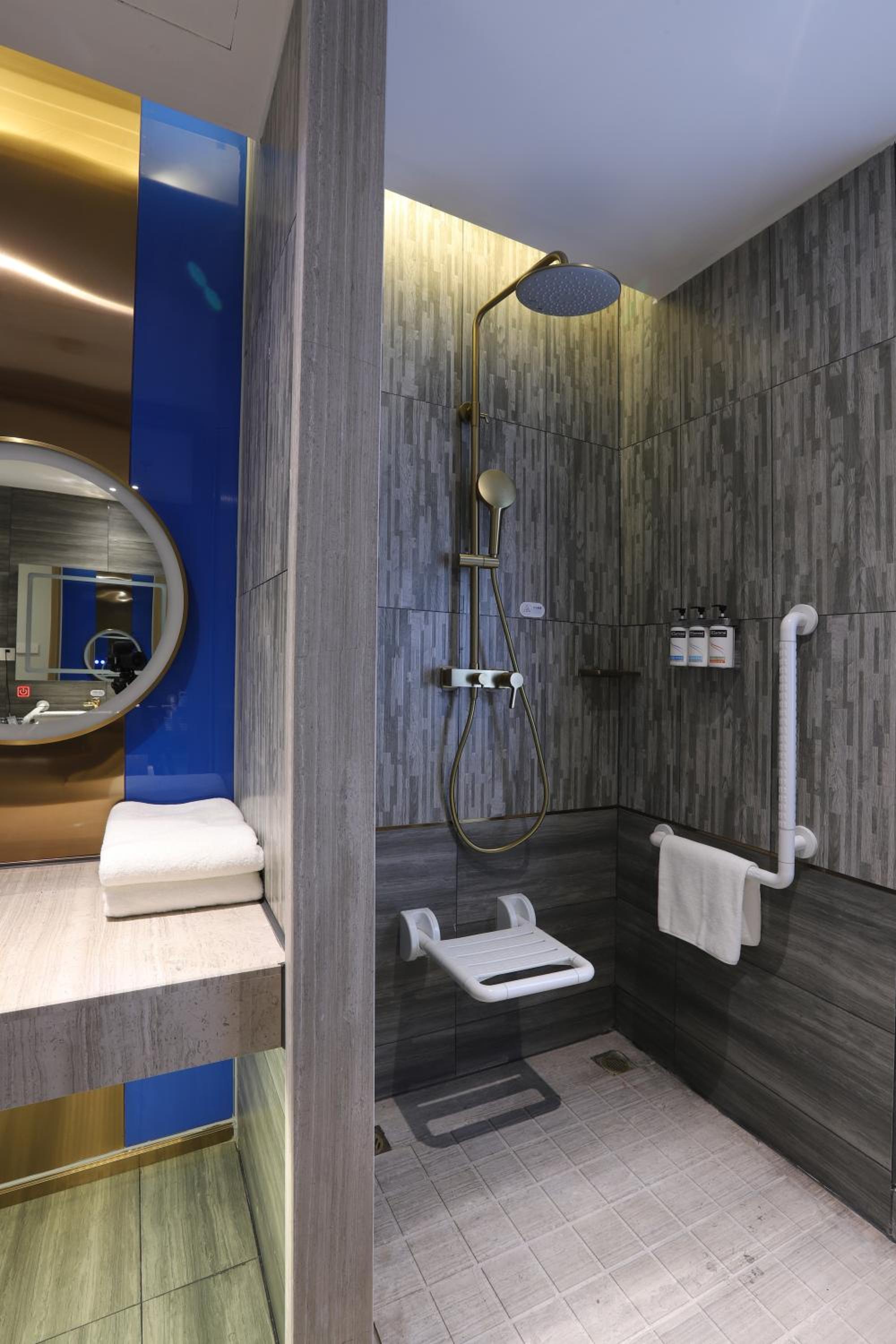 Twin Room - Disability Access - Photo 3