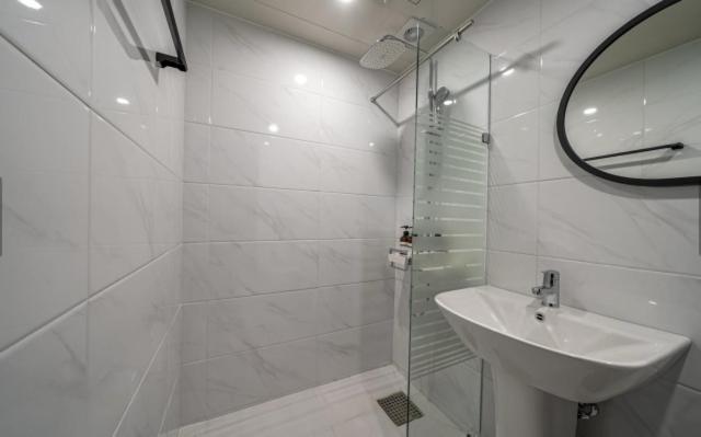 Economy Double Room - Photo 7