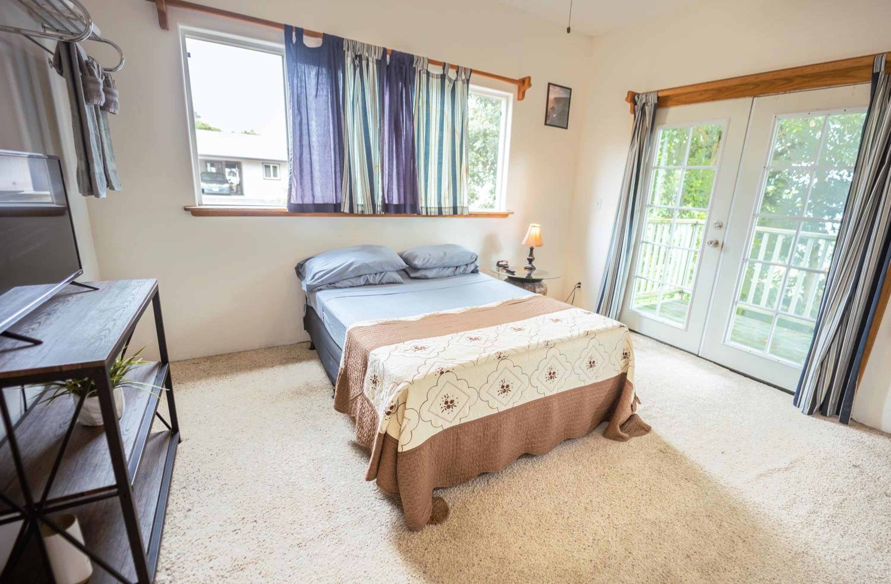 Queen Room with Shared Bathroom photo 3