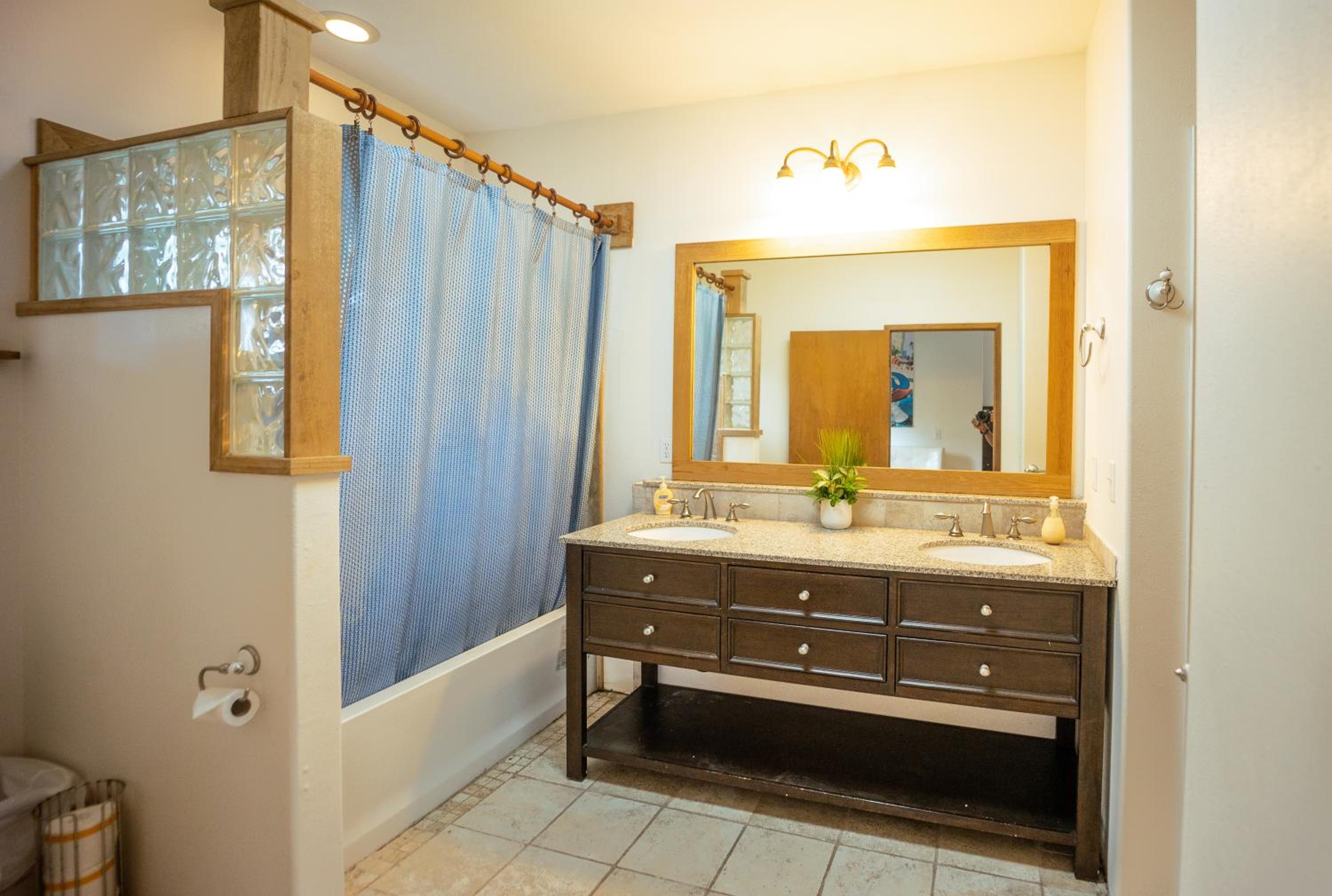 Queen Room with Shared Bathroom photo 3