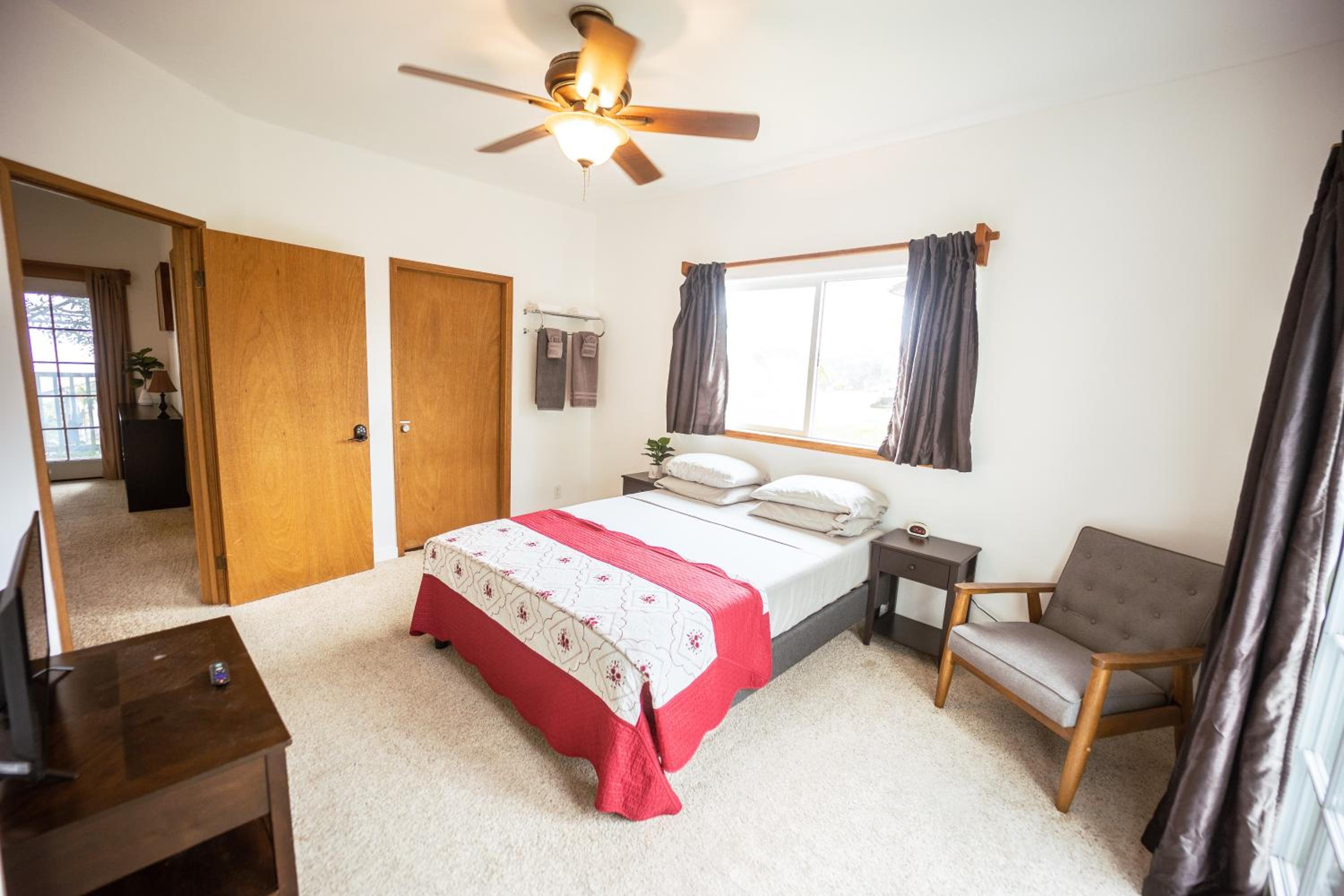 Queen Room with Shared Bathroom photo 1