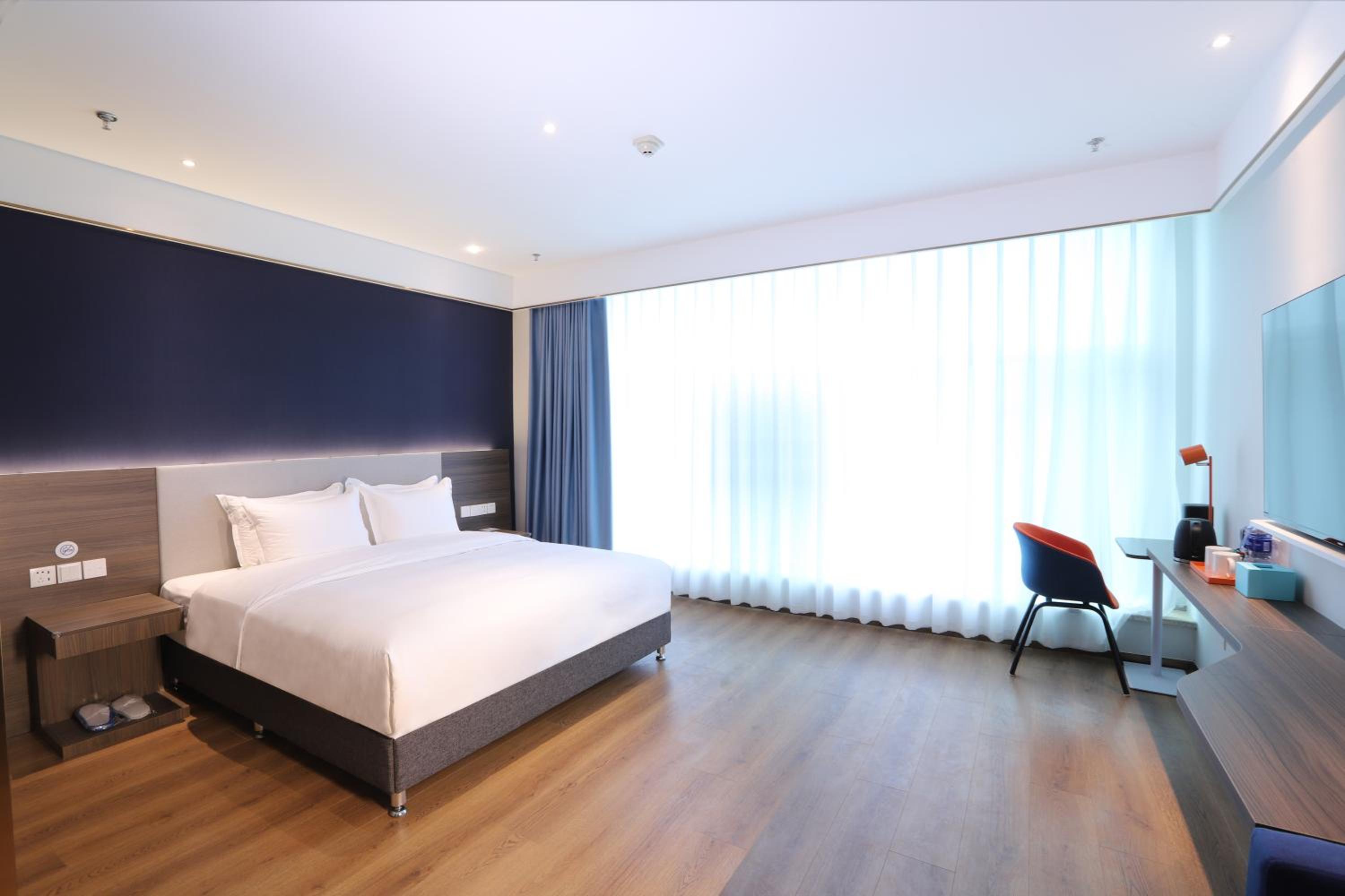 Standard King Room with Extra Floor Space - Photo 3