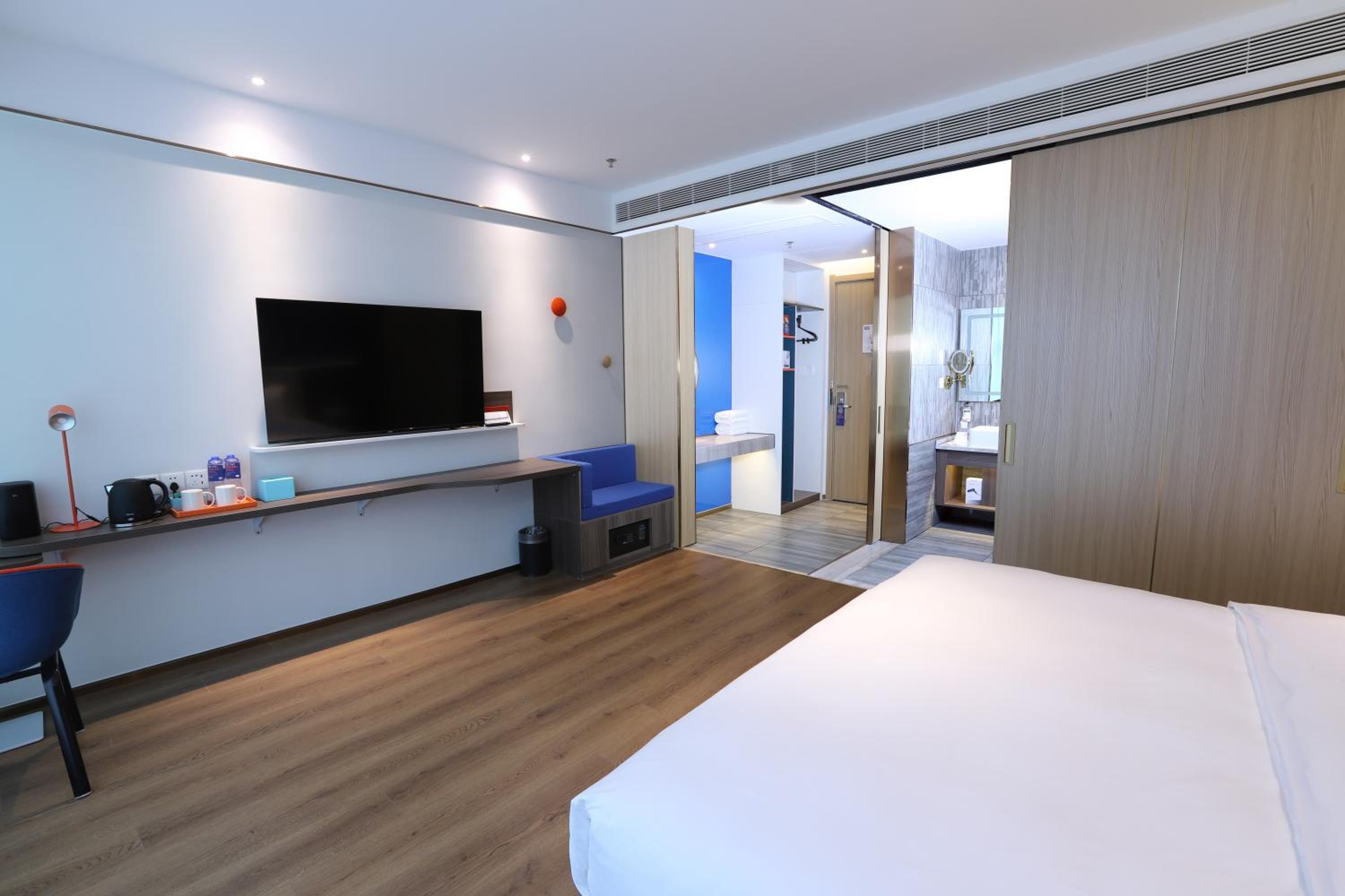 Standard King Room with Extra Floor Space - Photo 4