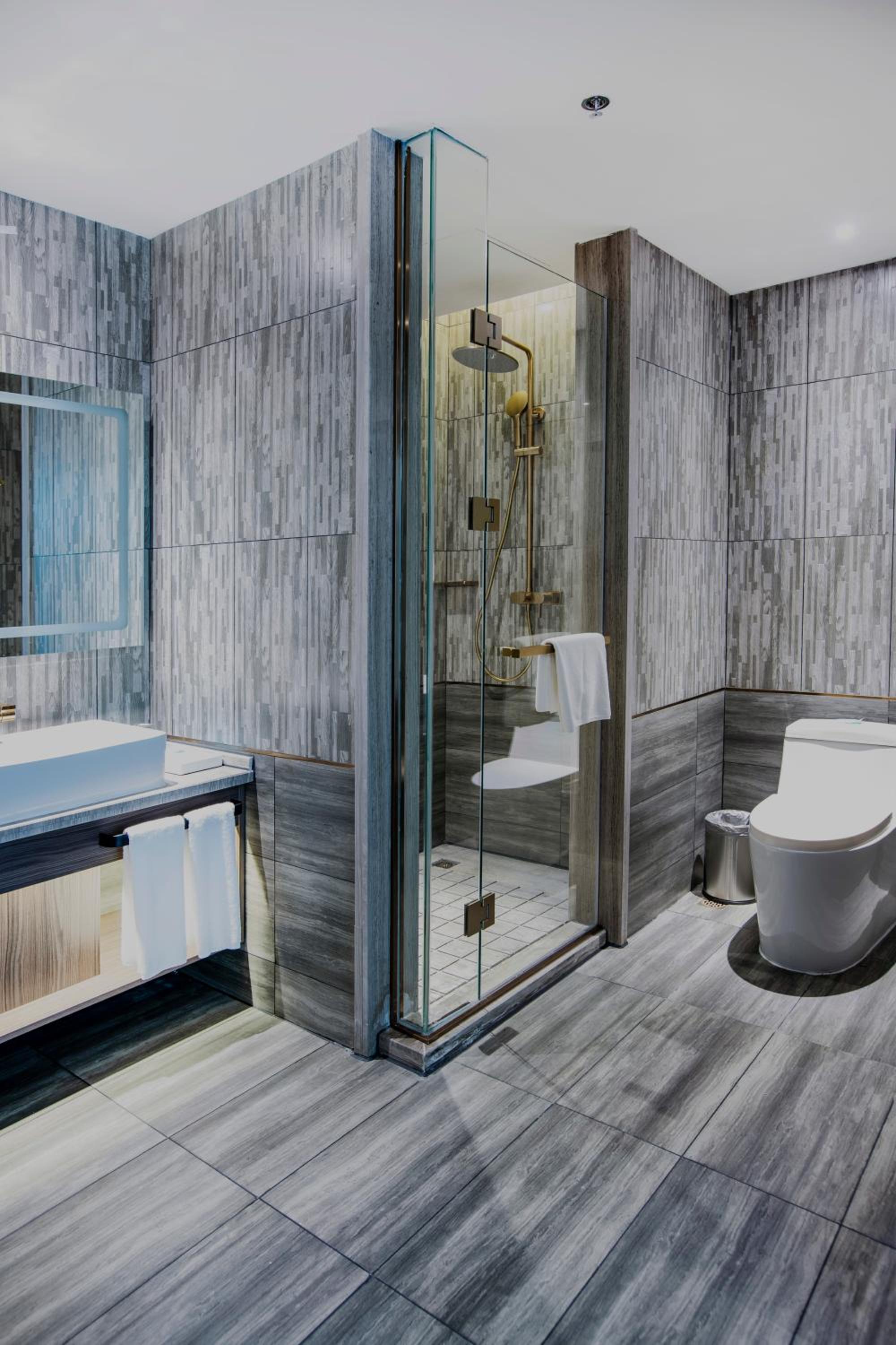 Standard King Room with Extra Floor Space - Photo 2