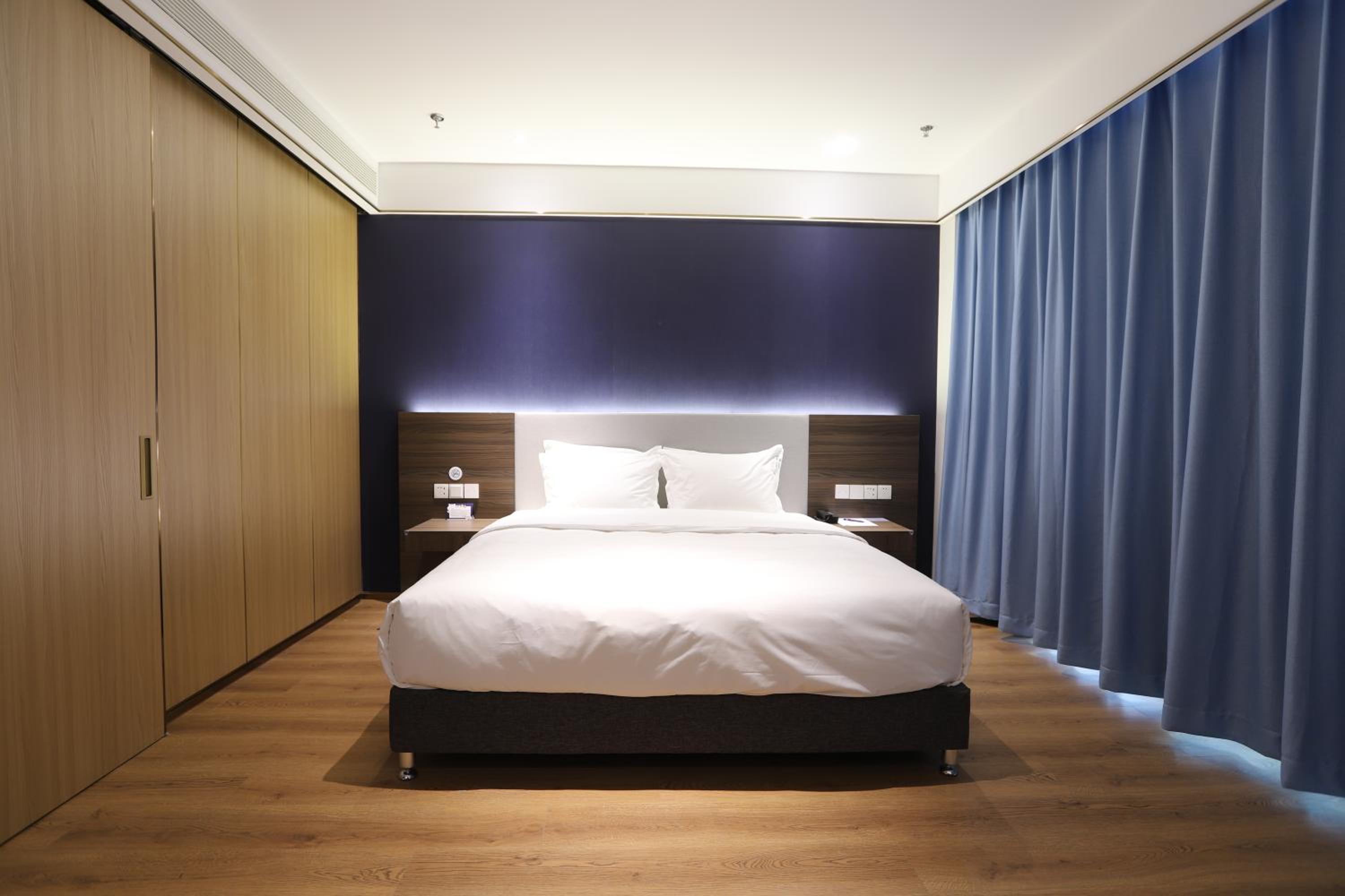 Standard King Room with Bath - Photo 2