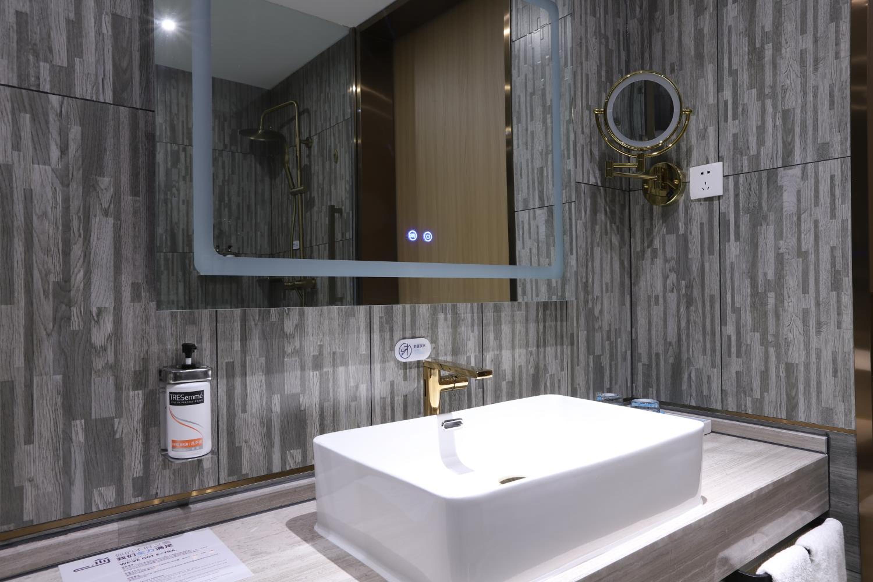 Standard King Room with Bath - Photo 8