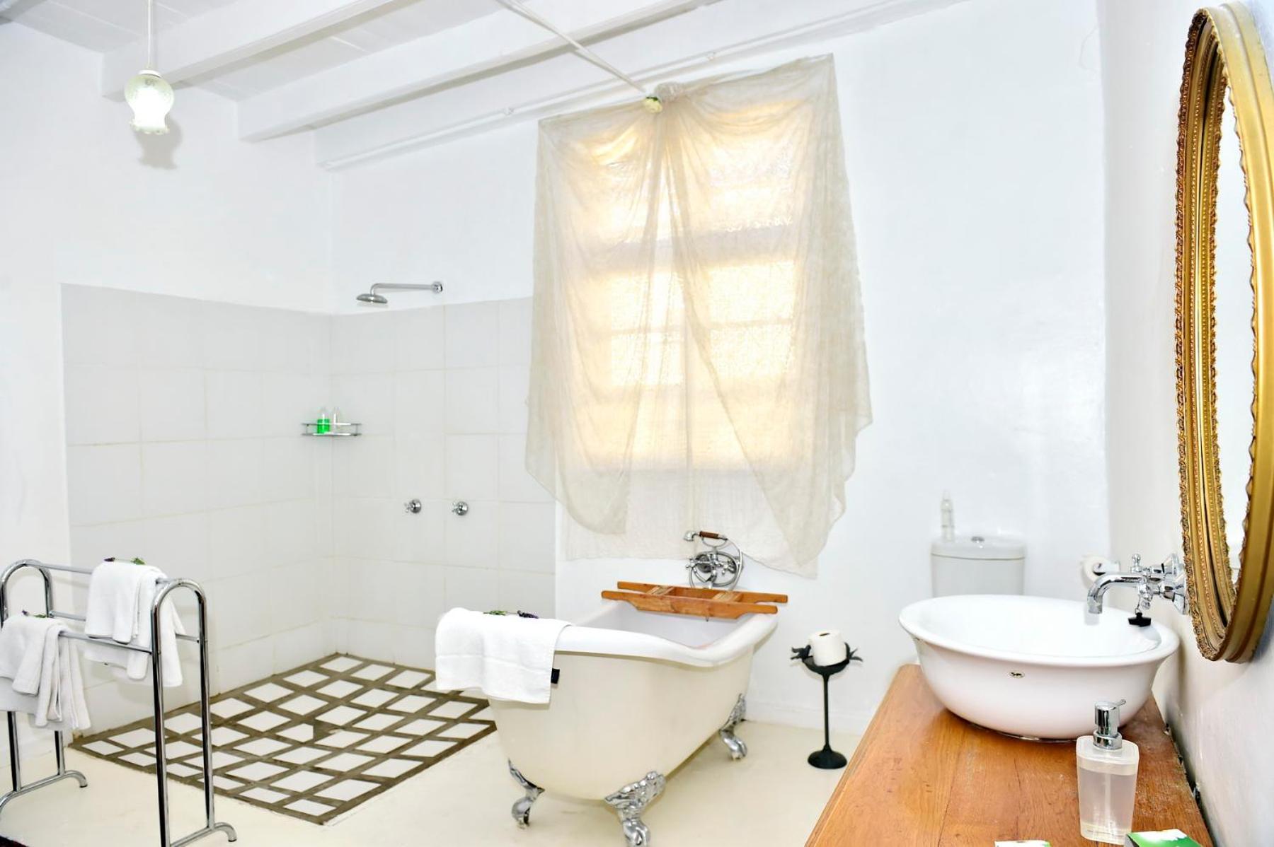 Two-Bedroom House with Two Bathrooms - Photo 2