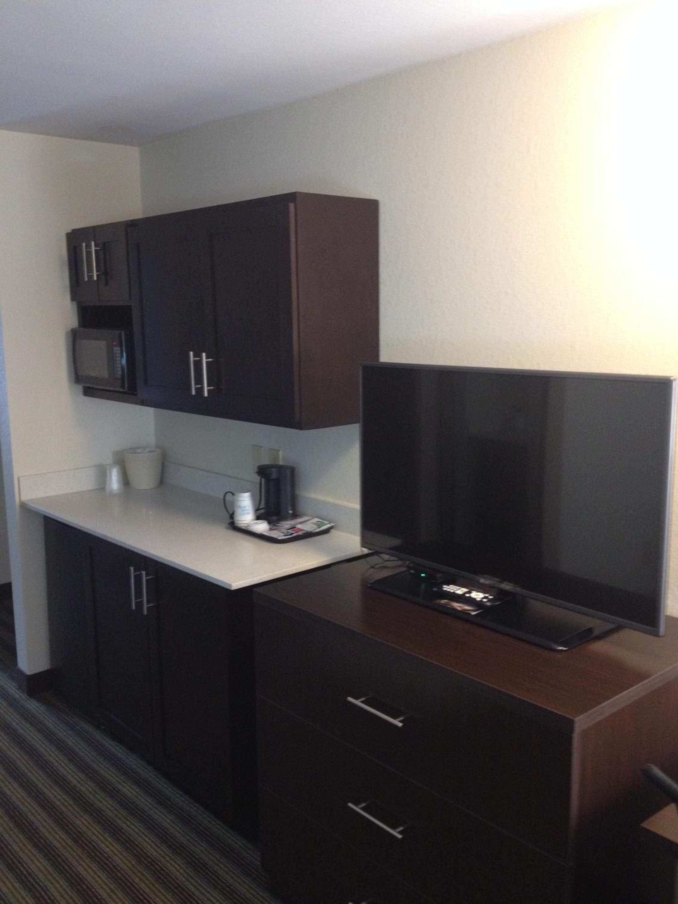 Standard Queen Room with Two Queen Beds and Mobility Accessible Tub - Photo 5
