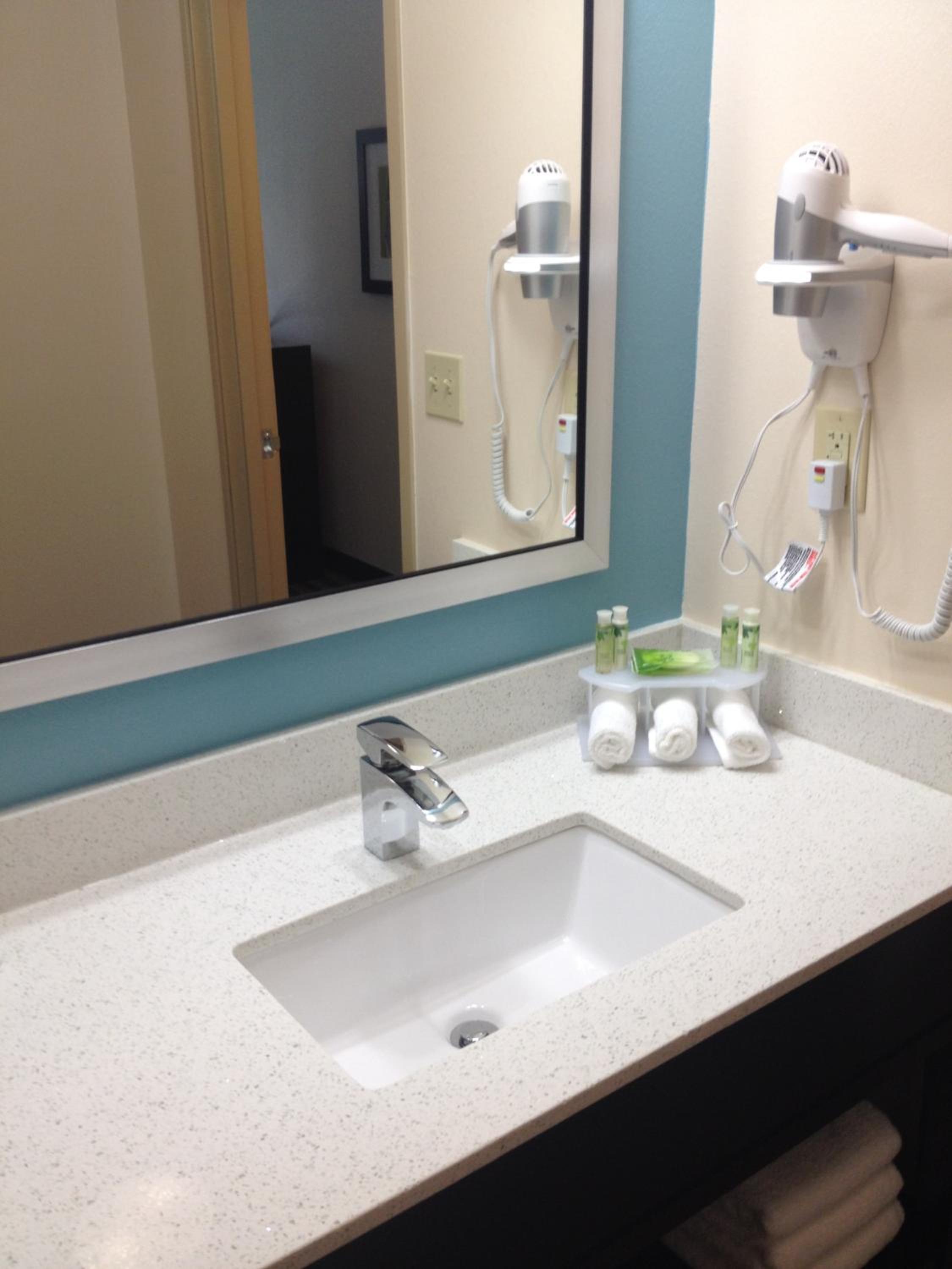 Standard Queen Room with Two Queen Beds and Mobility Accessible Tub - Photo 4