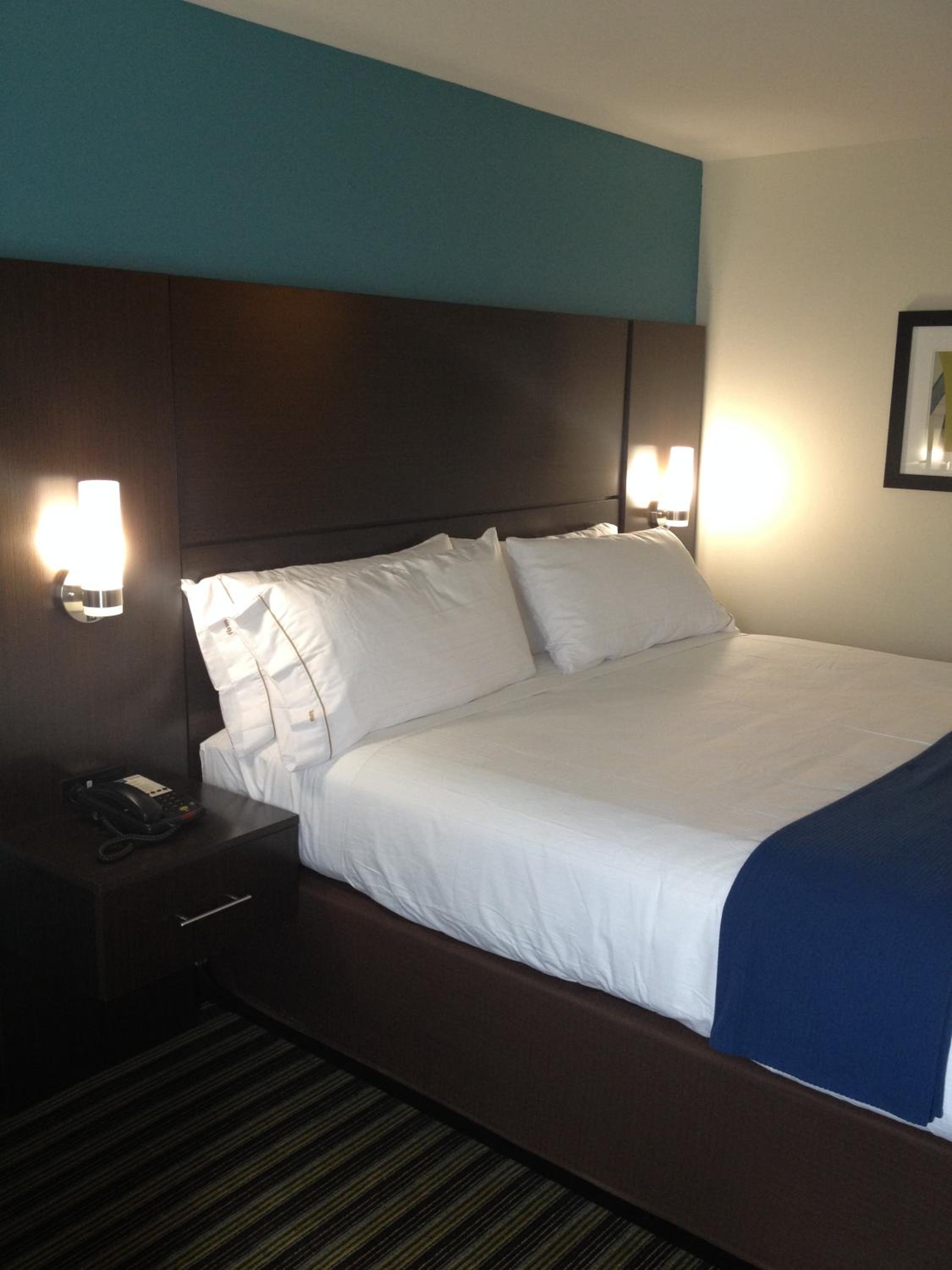 Standard Queen Room with Two Queen Beds and Mobility Accessible Tub - Photo 1