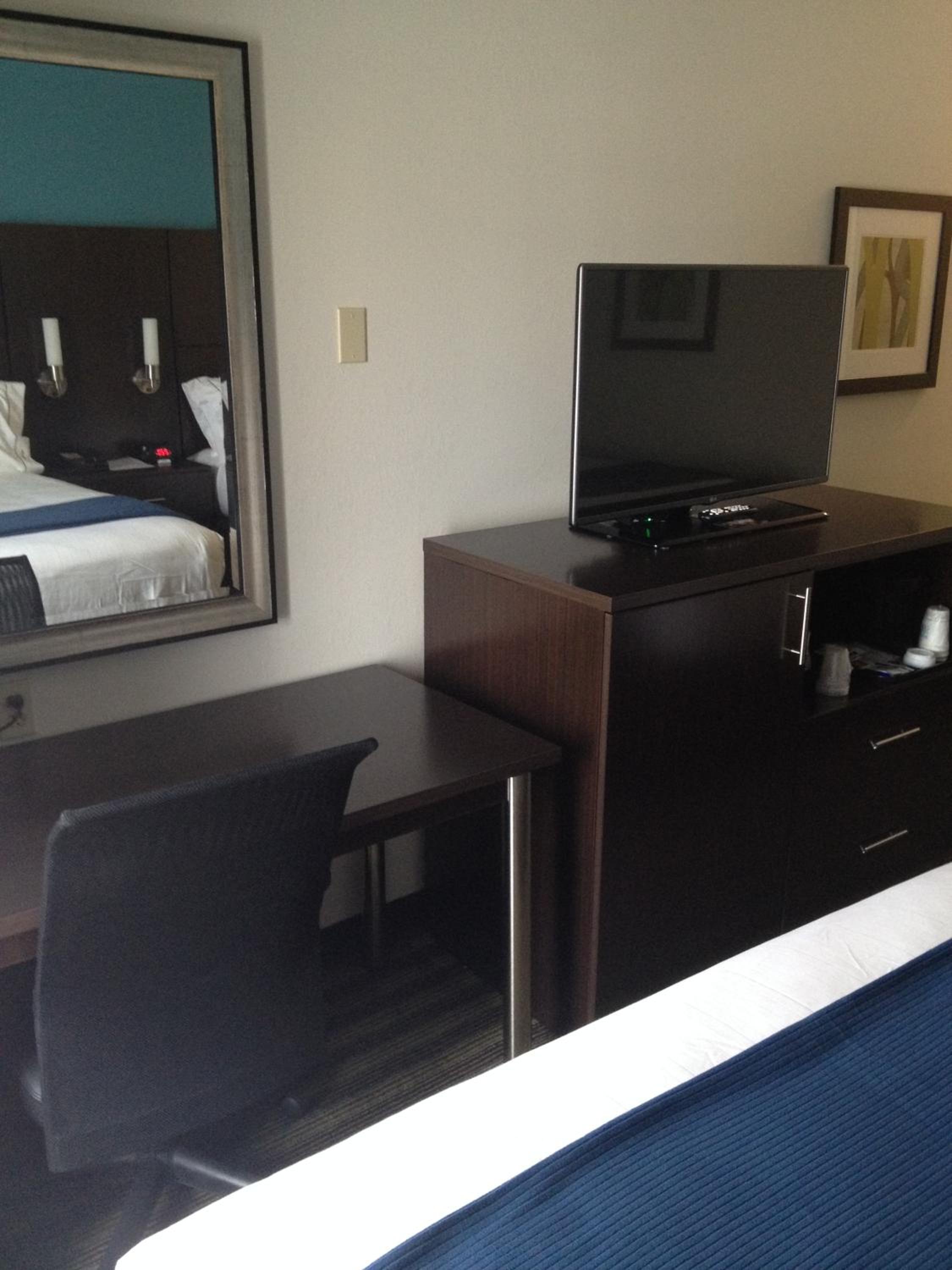 Standard Queen Room with Two Queen Beds and Mobility Accessible Tub - Photo 2