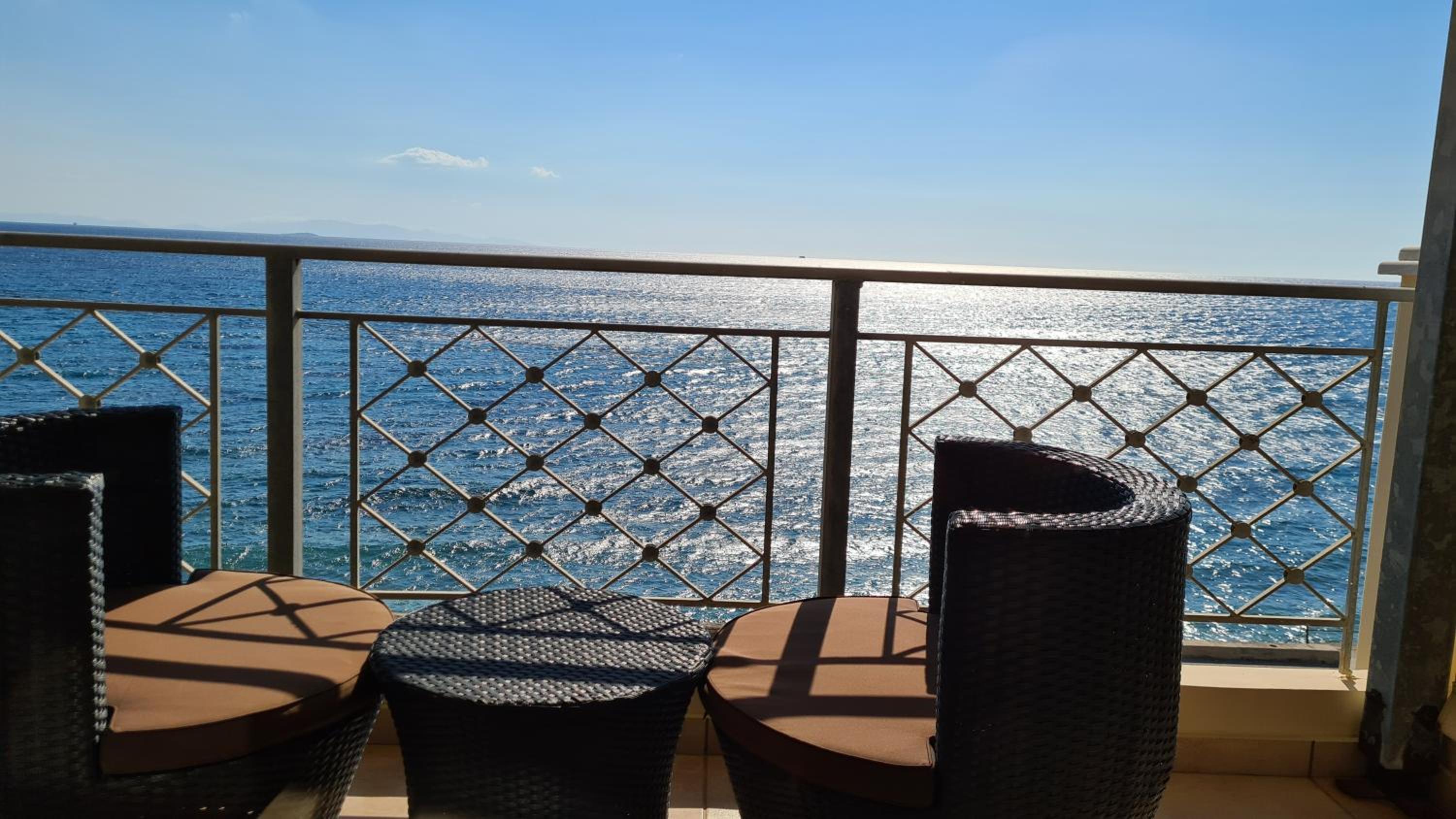 Deluxe Double Room with Balcony and Sea View - Photo 13