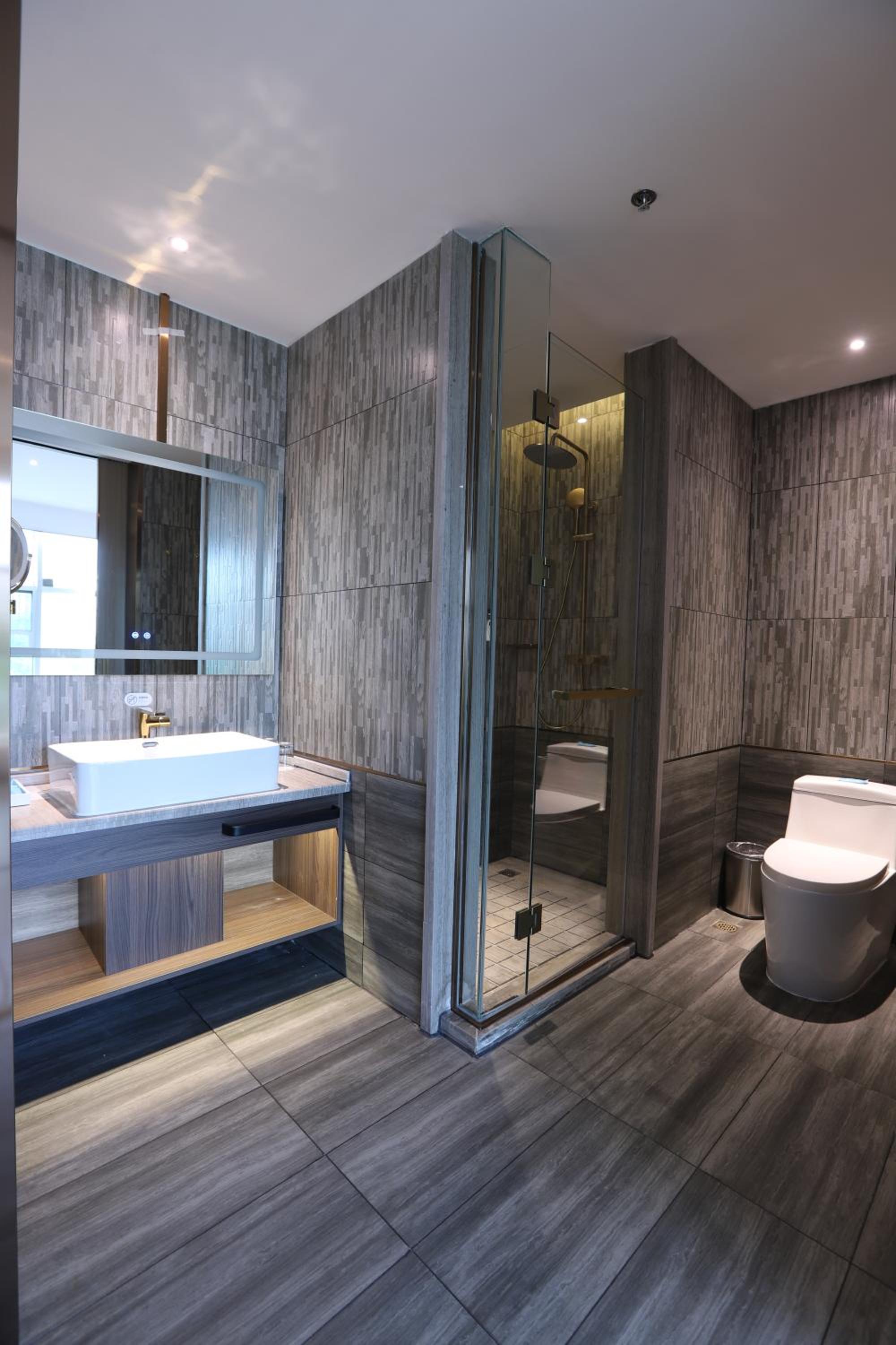 Standard King Room with Bath - Photo 4