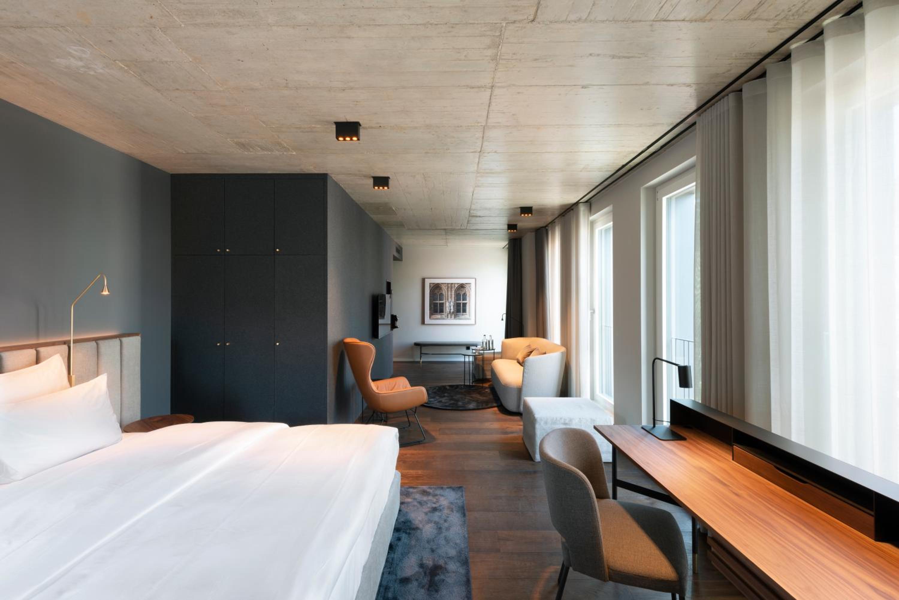 Suite - Photo 1
