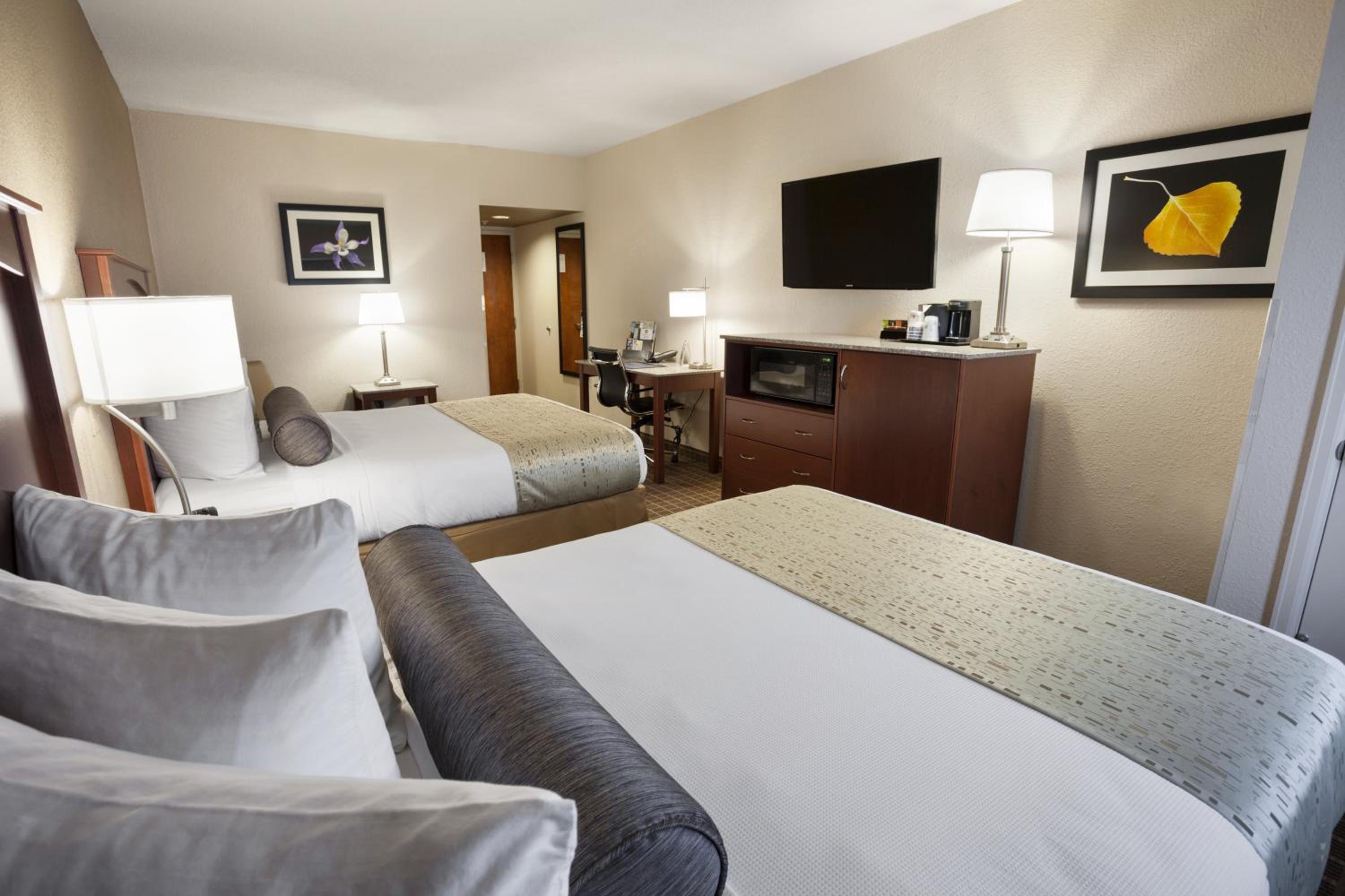 Queen Room with Two Queen Beds - Non-Smoking - Photo 2