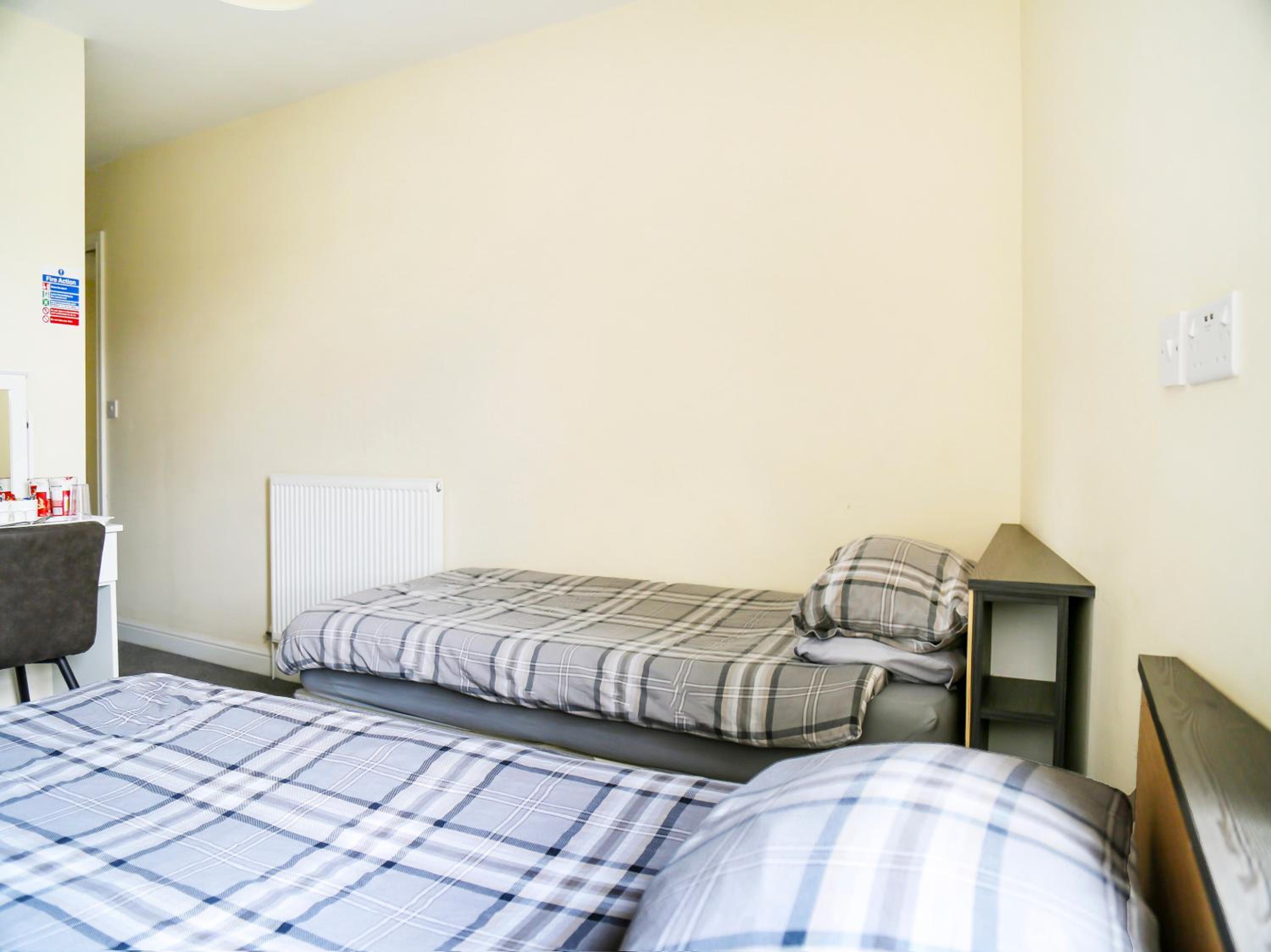 Standard Twin Room - Photo 5