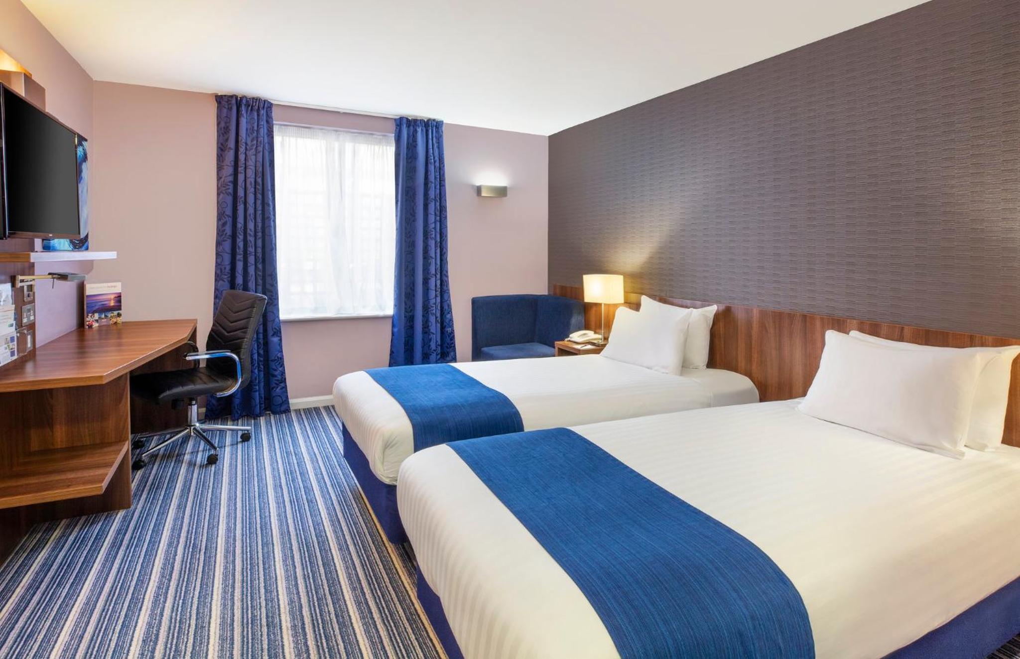 Standard Room with Free Hot Breakfast - Photo 5