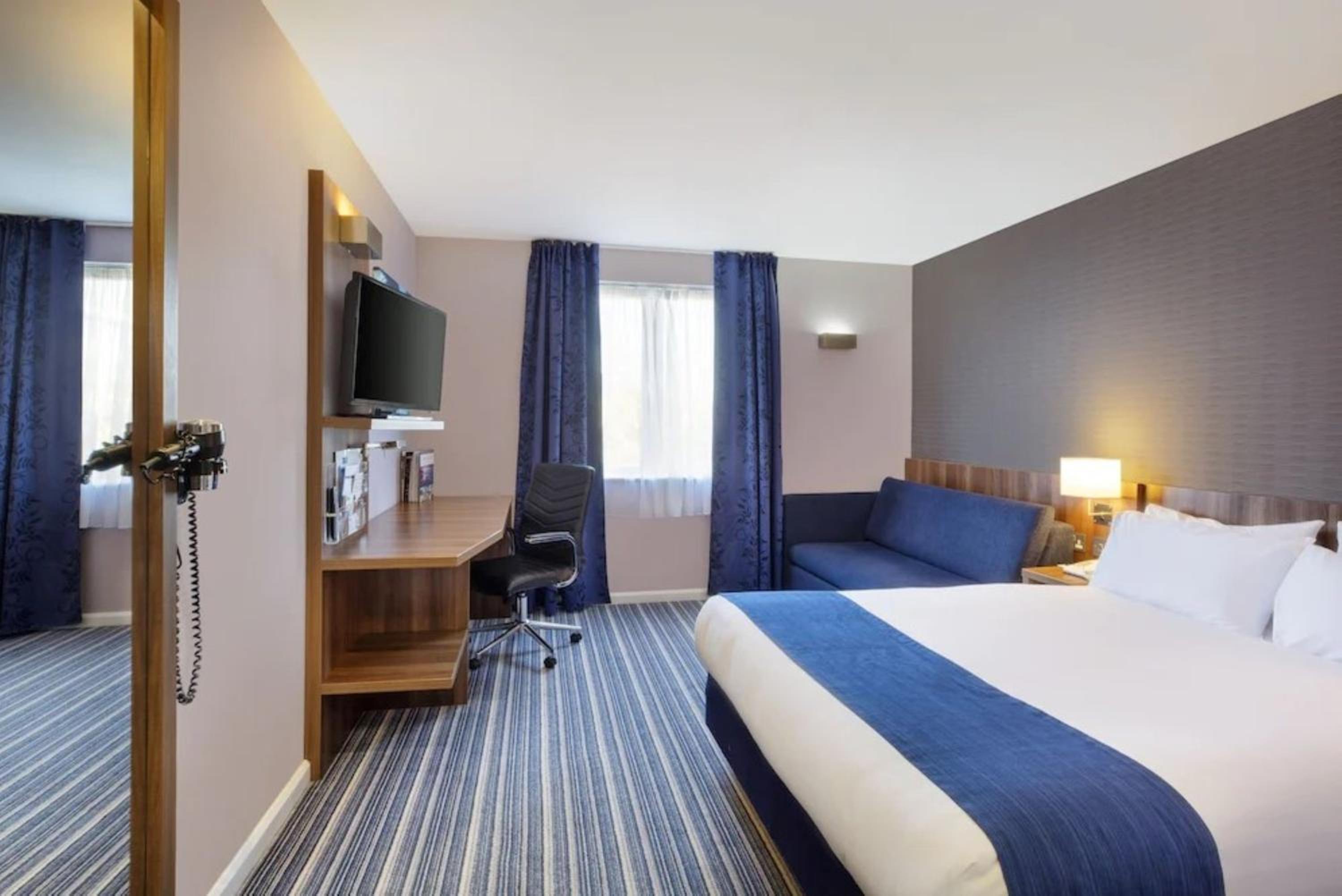 Standard Double Room with Sofa Bed and Free Hot Breakfast - Photo 2