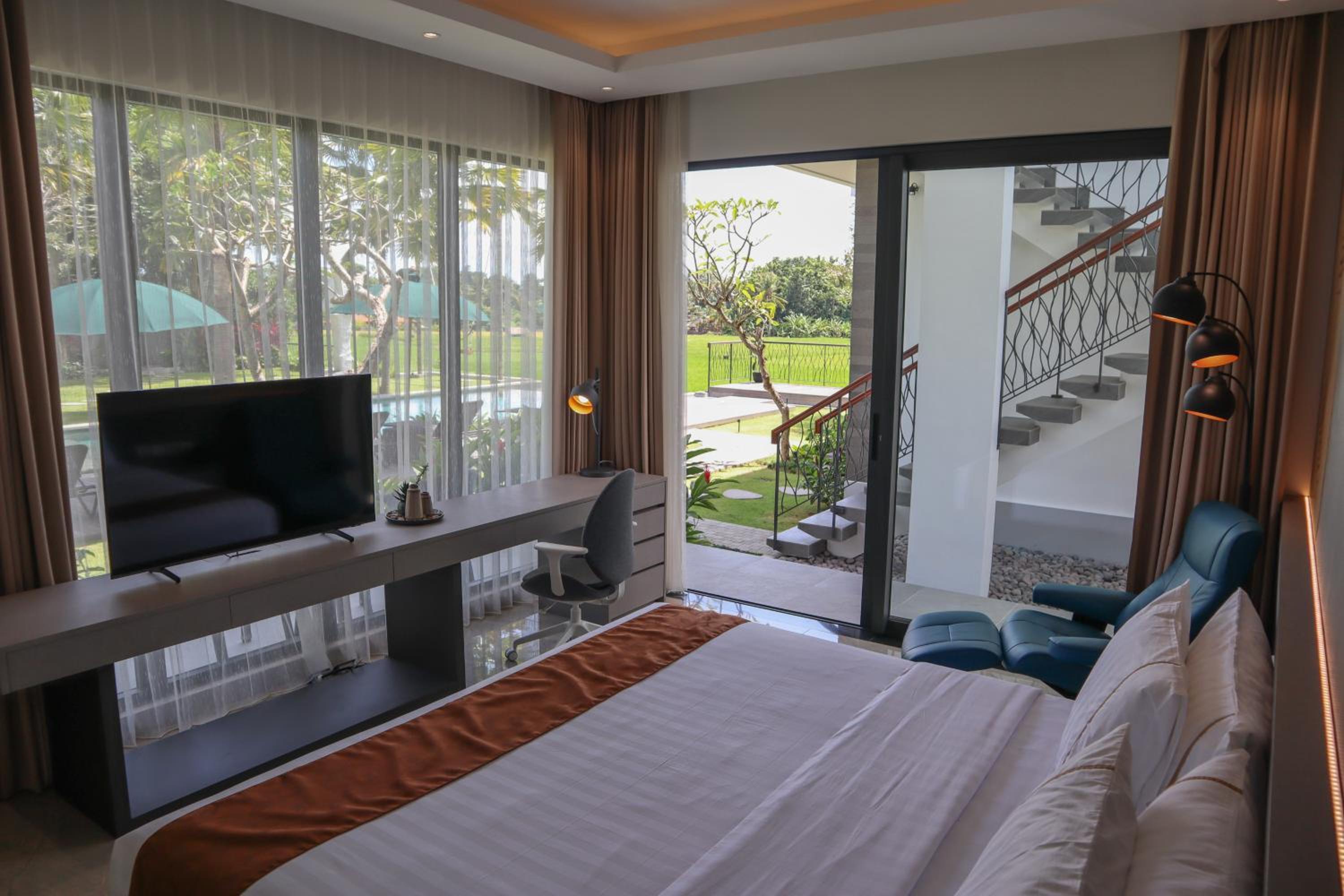One Bedroom with Pool View - Photo 3