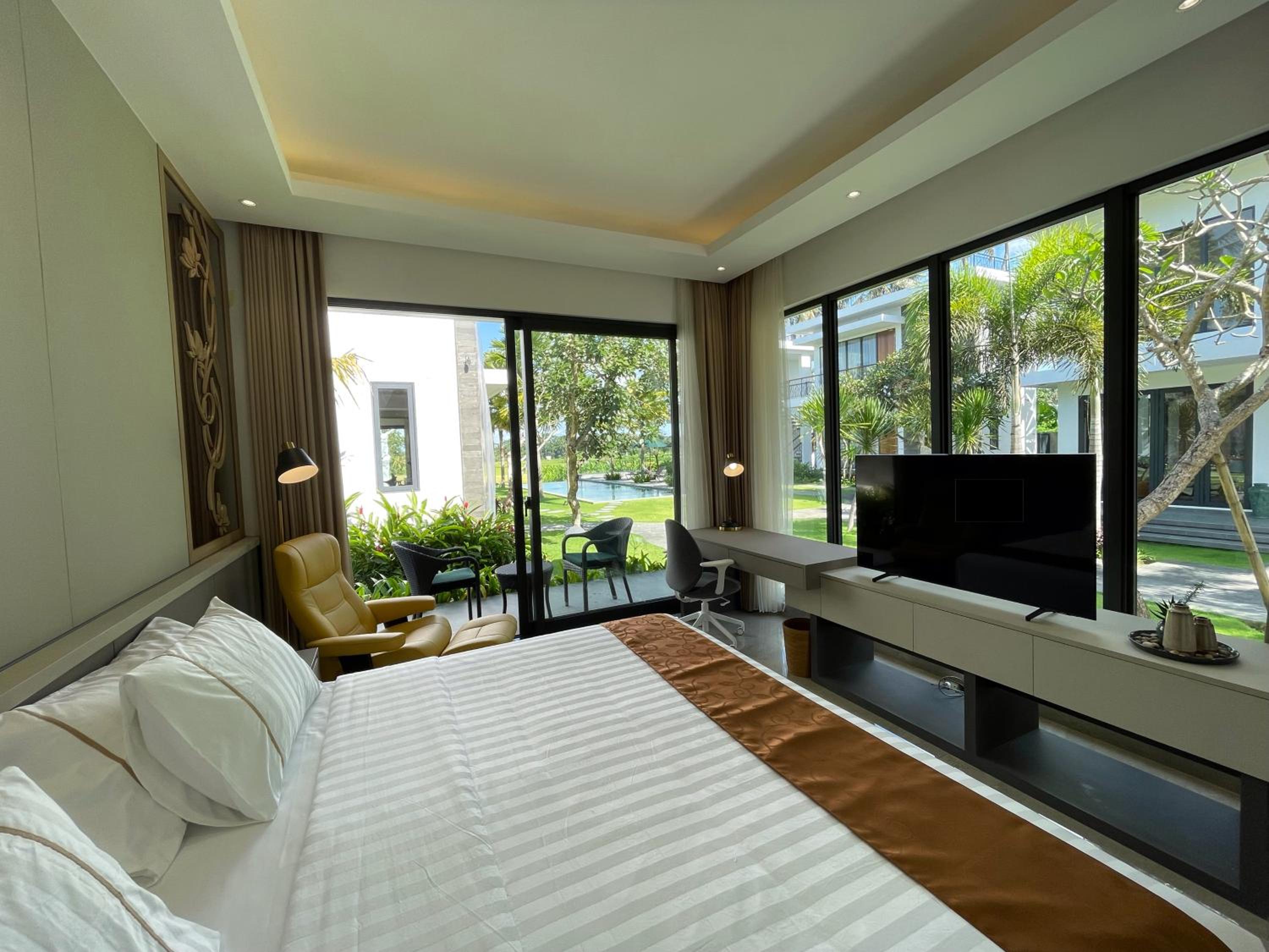 One Bedroom with Pool View - Photo 1