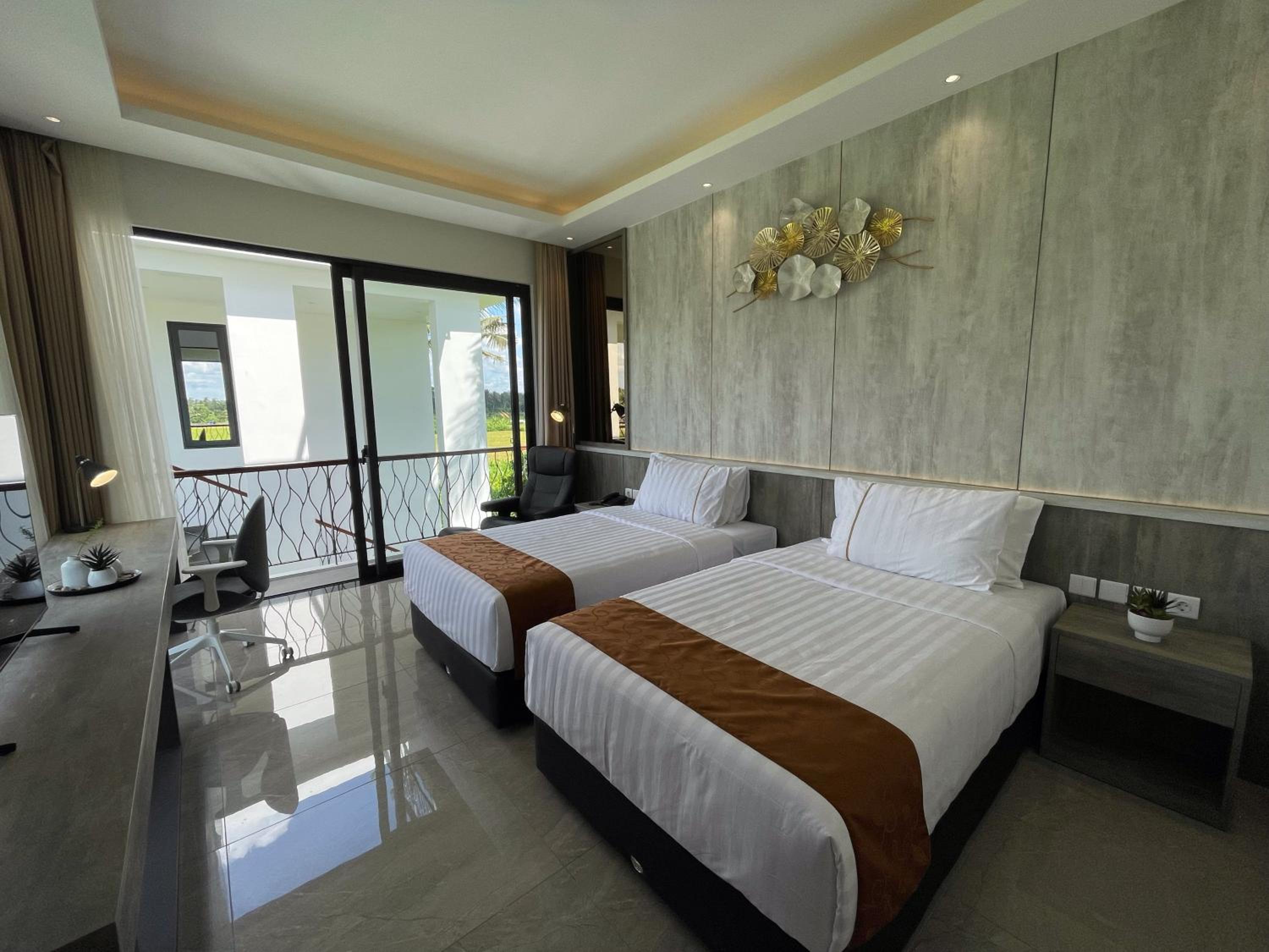 One Bedroom with Pool View - Photo 5