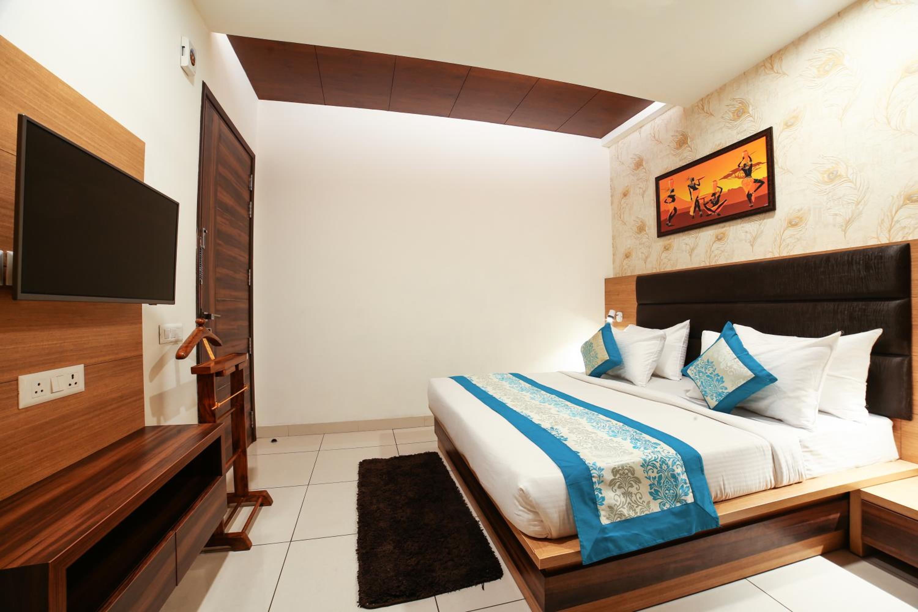 Deluxe Room - Photo 16