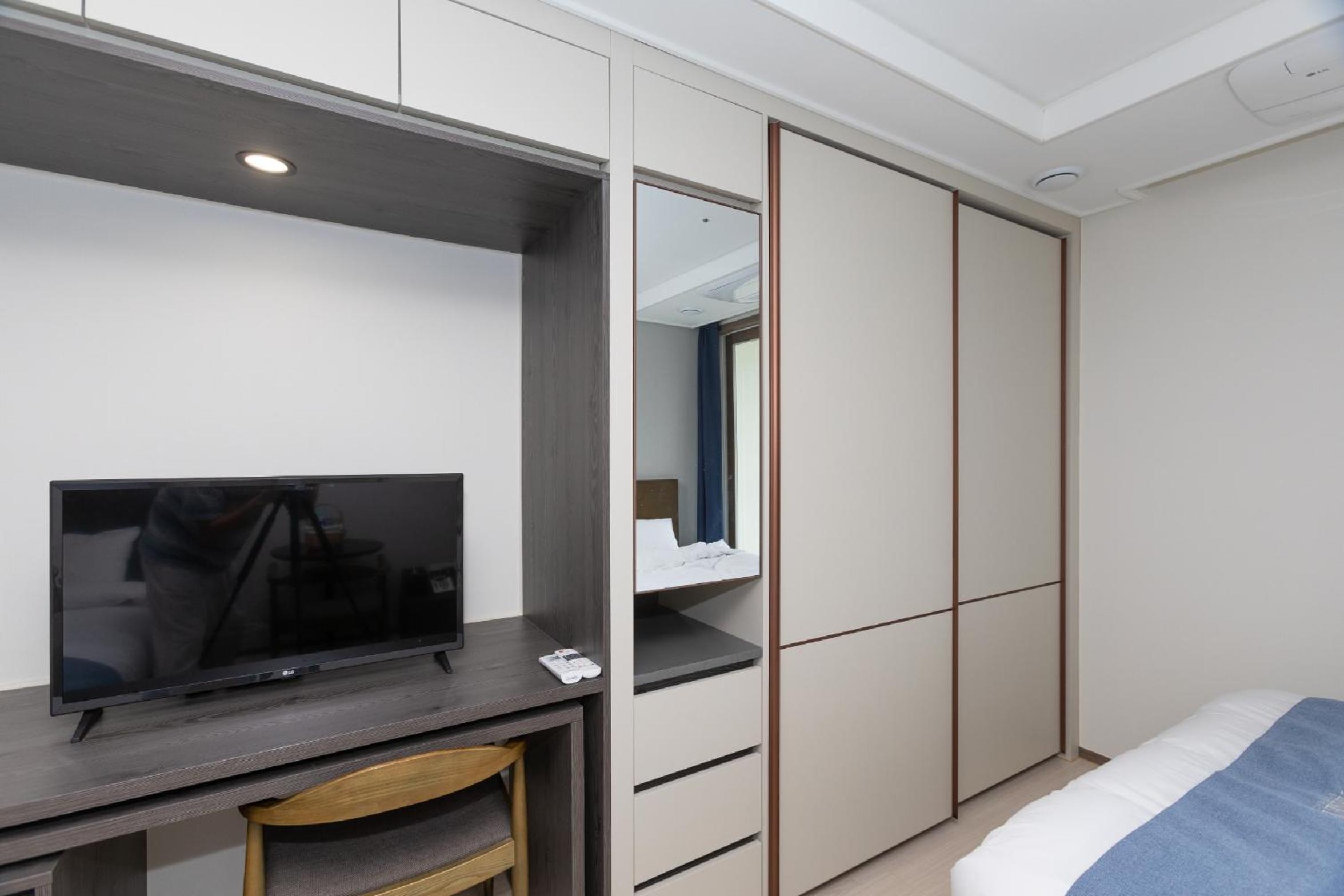 Standard Twin Room - Photo 11