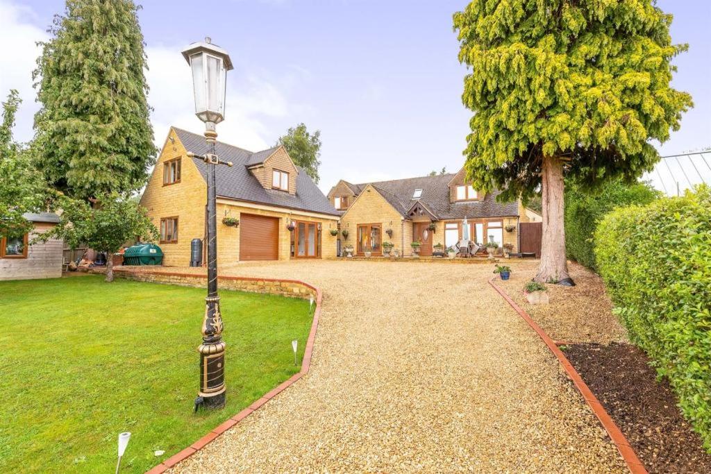 Five-Bedroom House photo 1