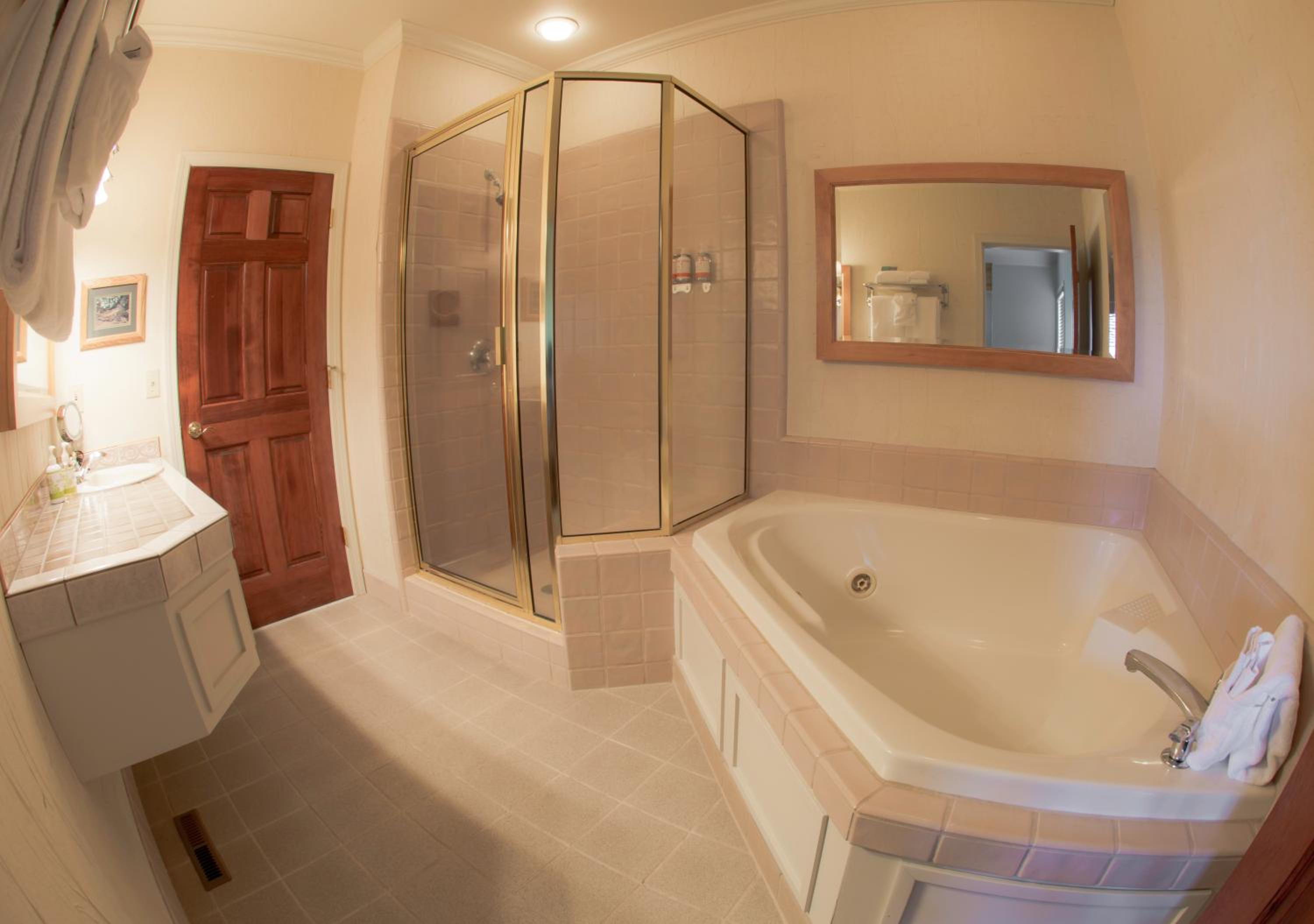 Deluxe King Suite without River View photo 3
