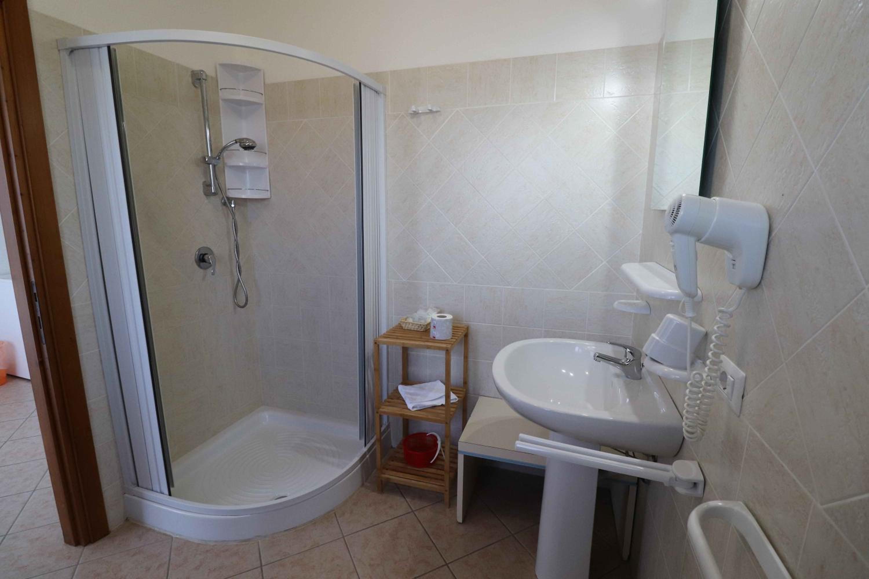 Standard Suite - Photo 3