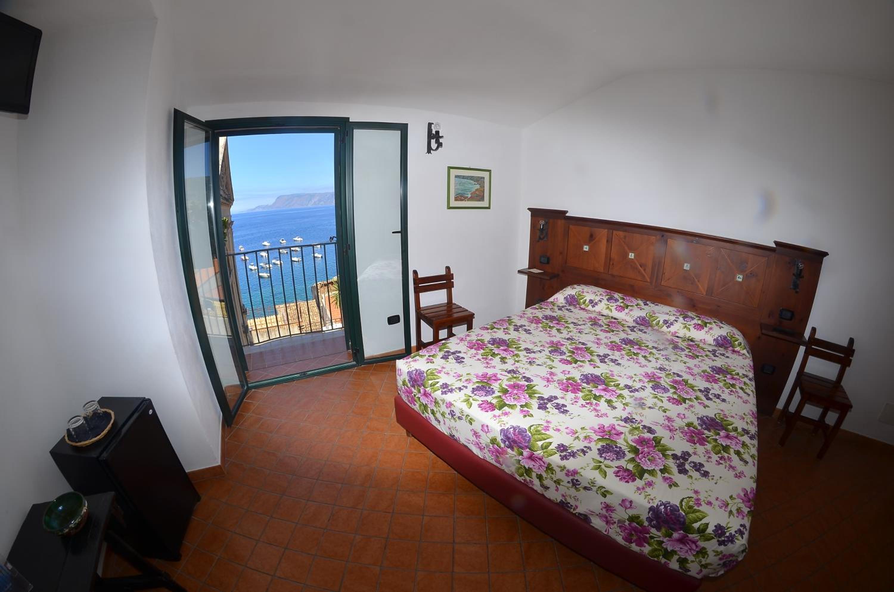 Double Room with Balcony and Sea View photo 2