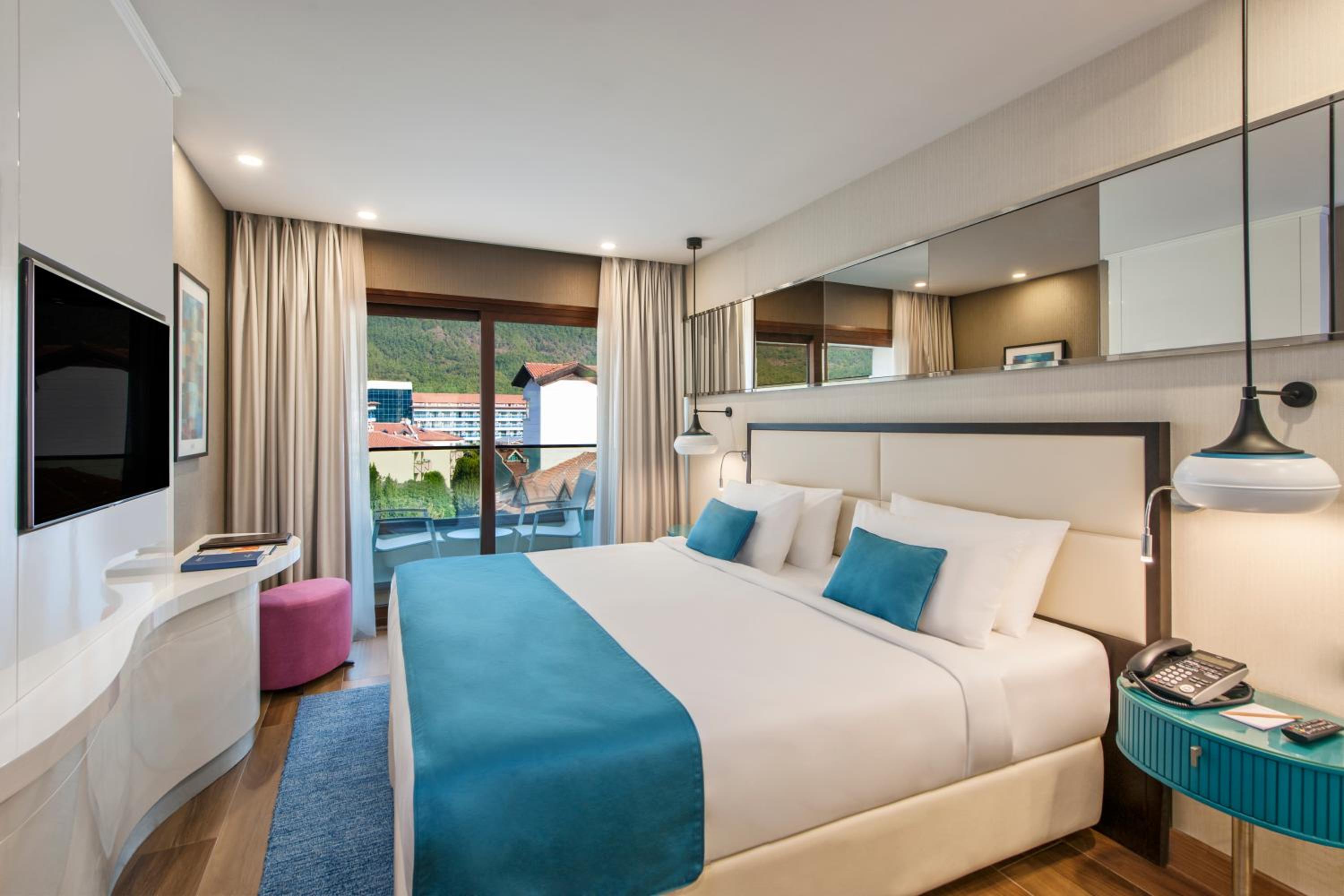 Superior Room with Queen Size Bed, Sea View thumbnail 5
