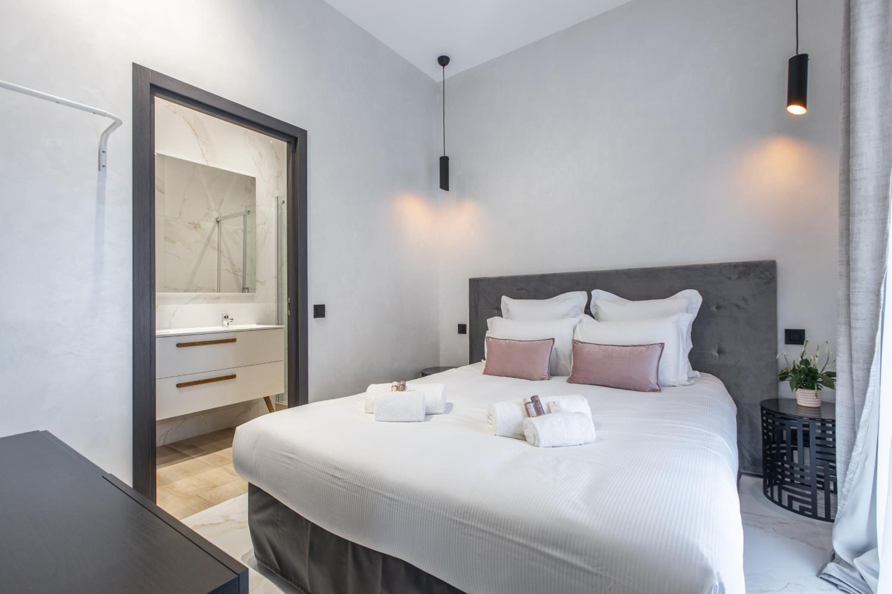 SAPHIR Three-Bedroom Apartment - Photo 9
