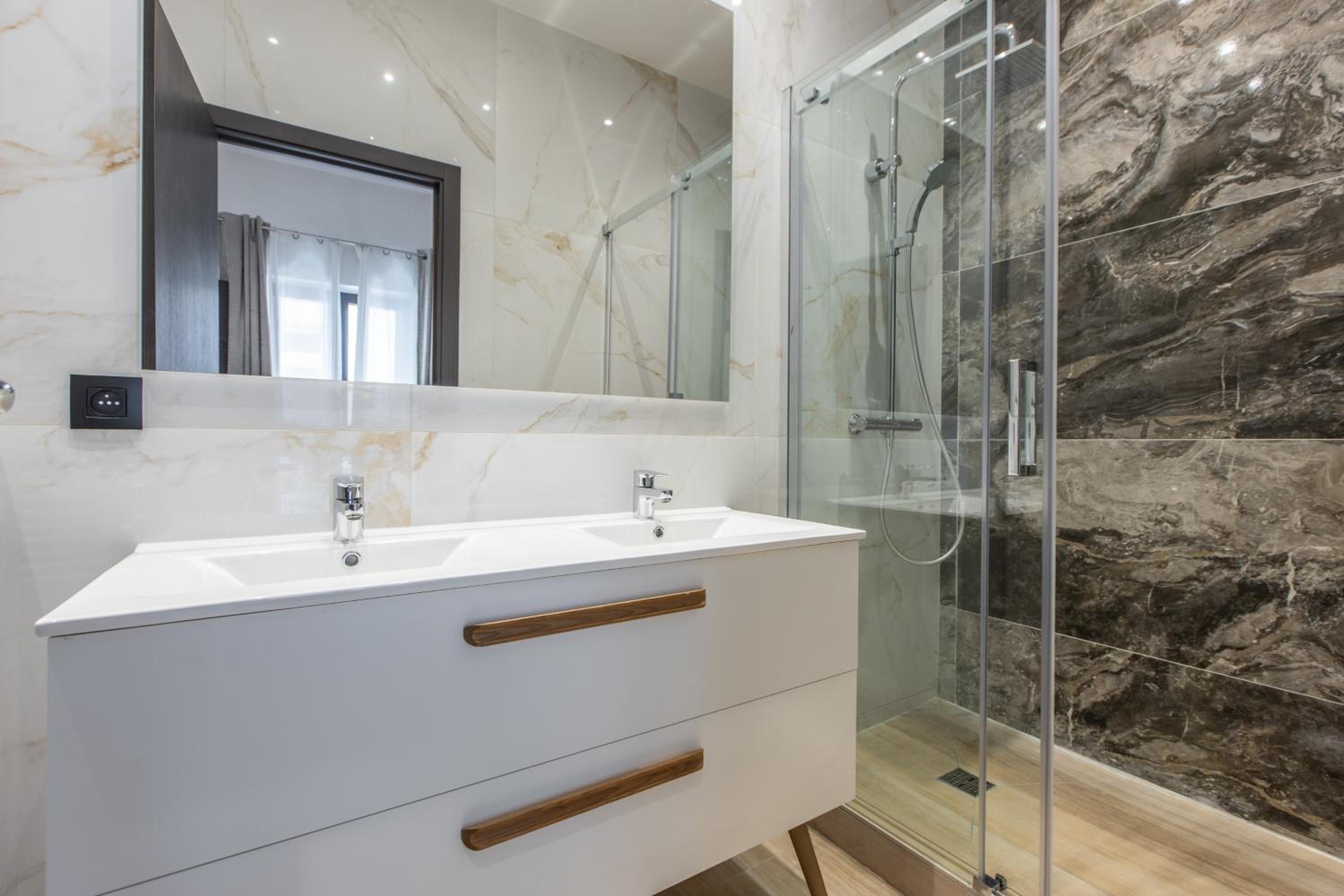 SAPHIR Three-Bedroom Apartment - Photo 10