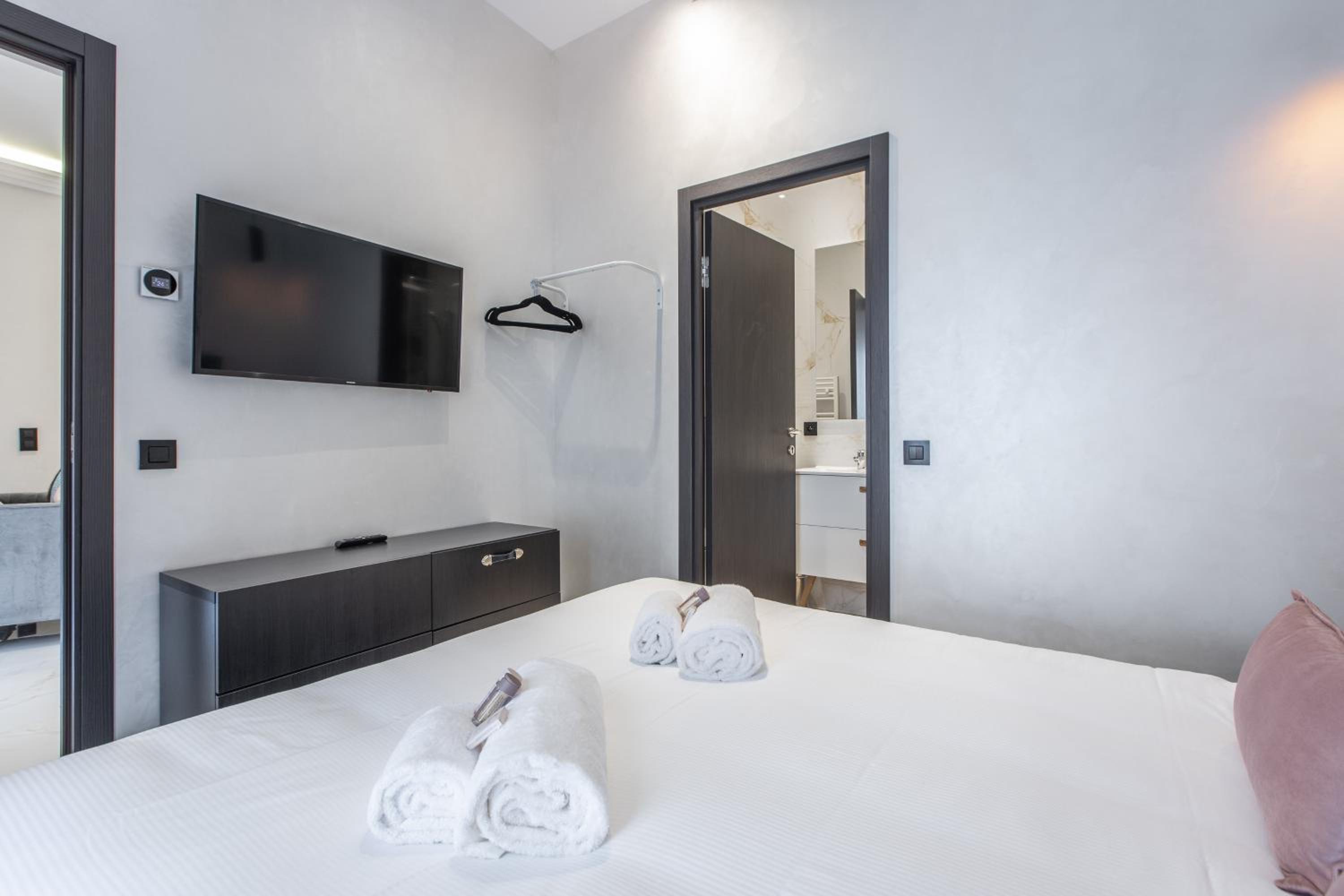 SAPHIR Three-Bedroom Apartment - Photo 11