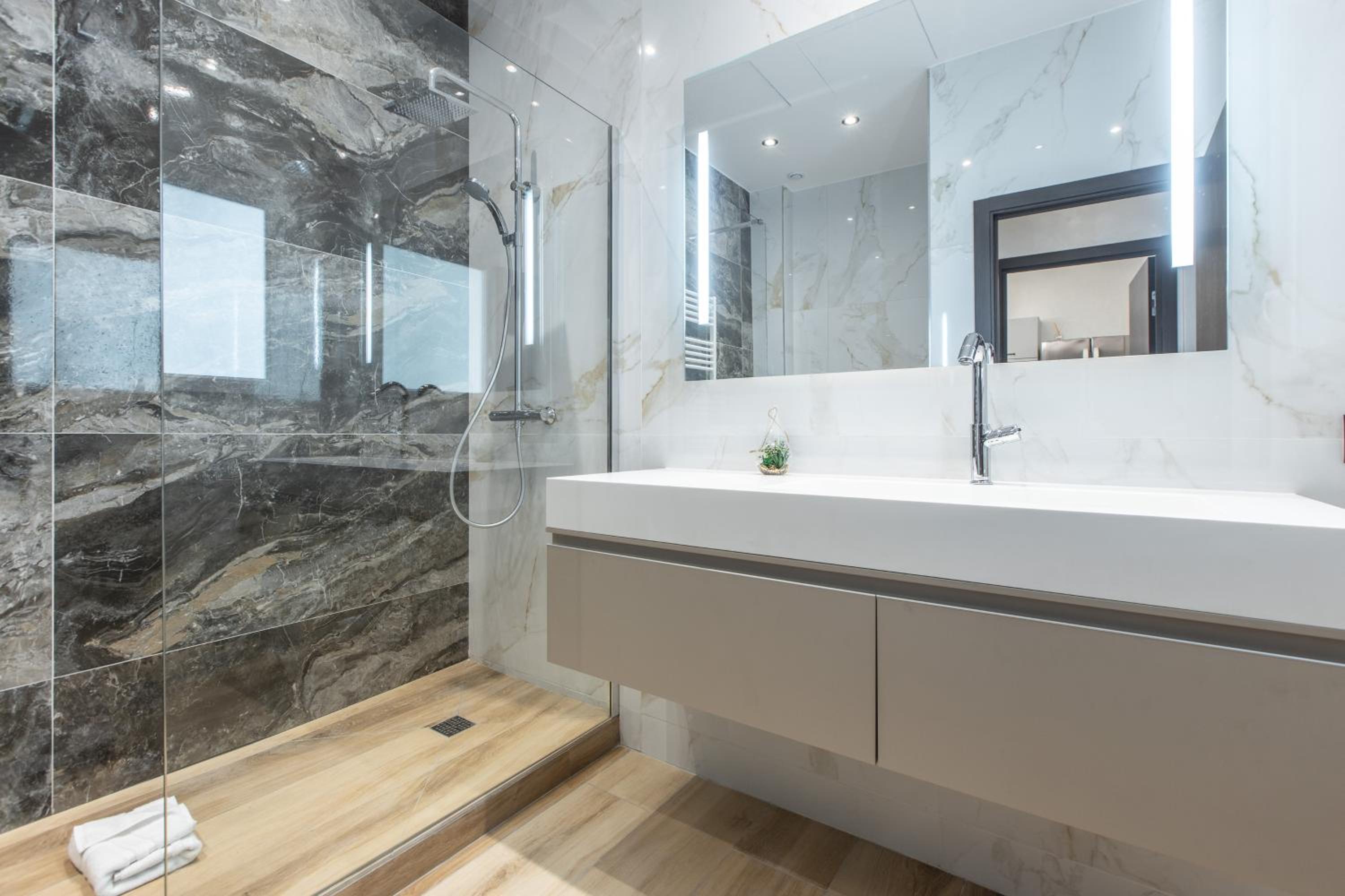SAPHIR Three-Bedroom Apartment - Photo 14