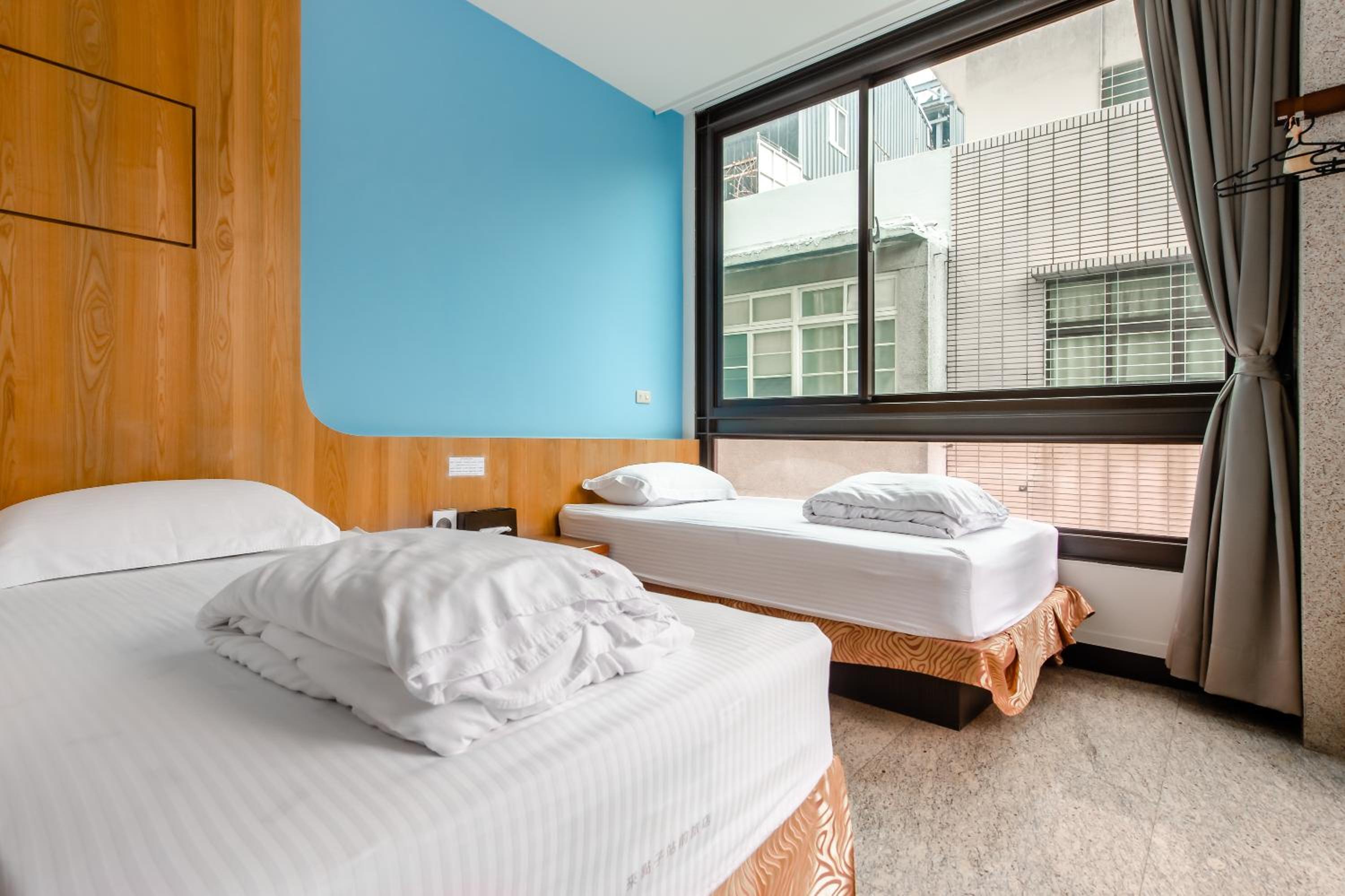 Twin Room with City View - Photo 8
