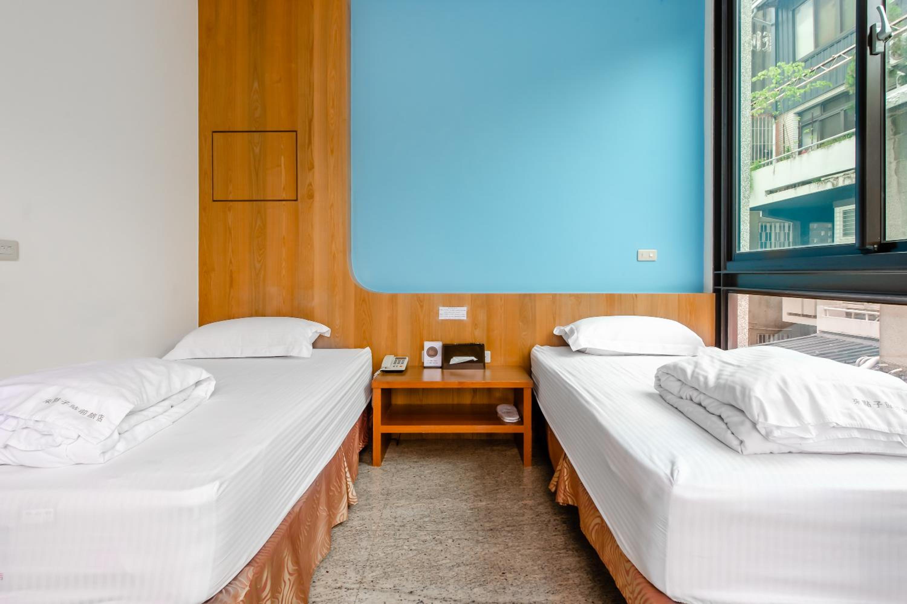 Twin Room with City View - Photo 15
