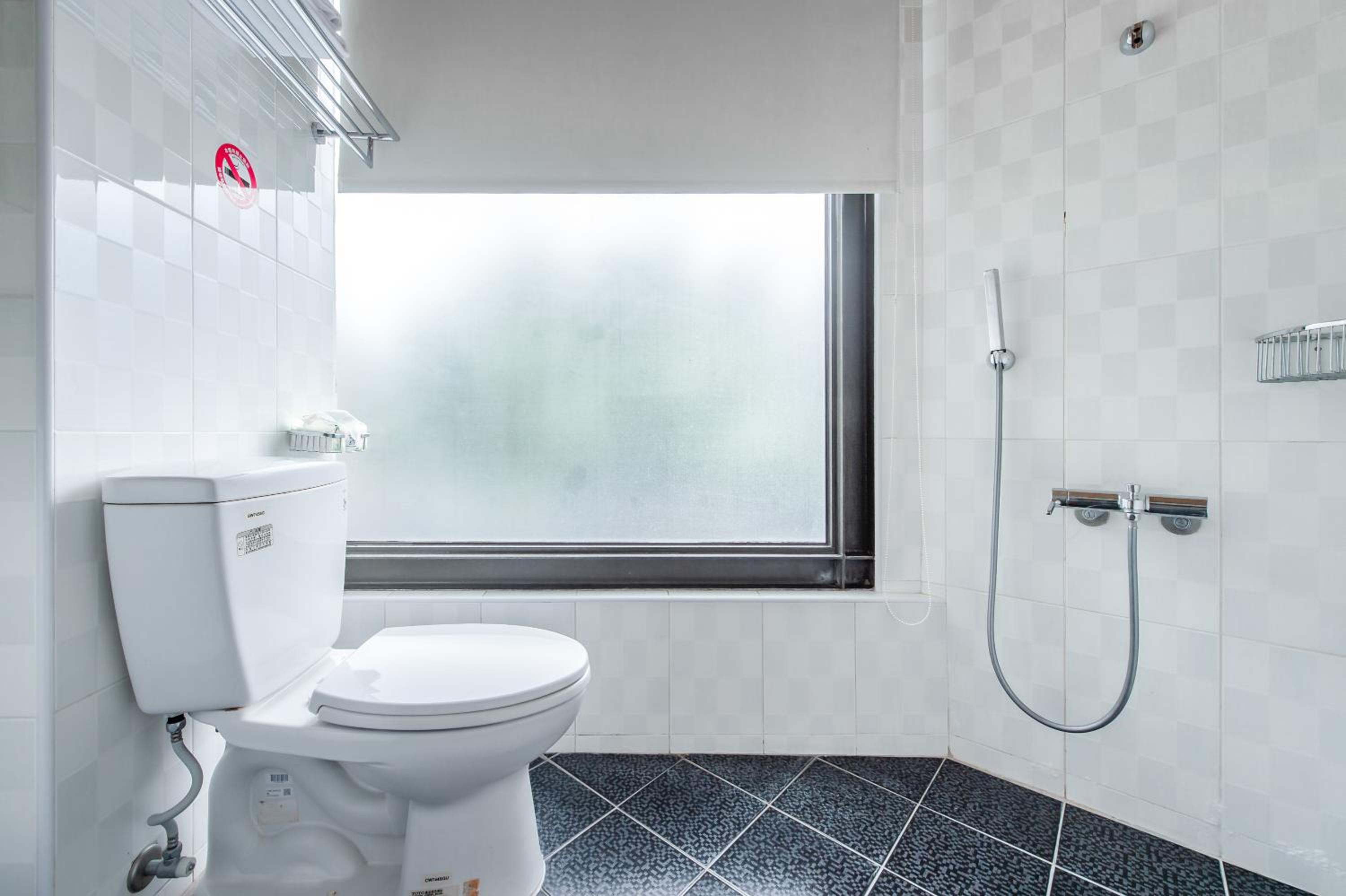 Twin Room with City View - Photo 17