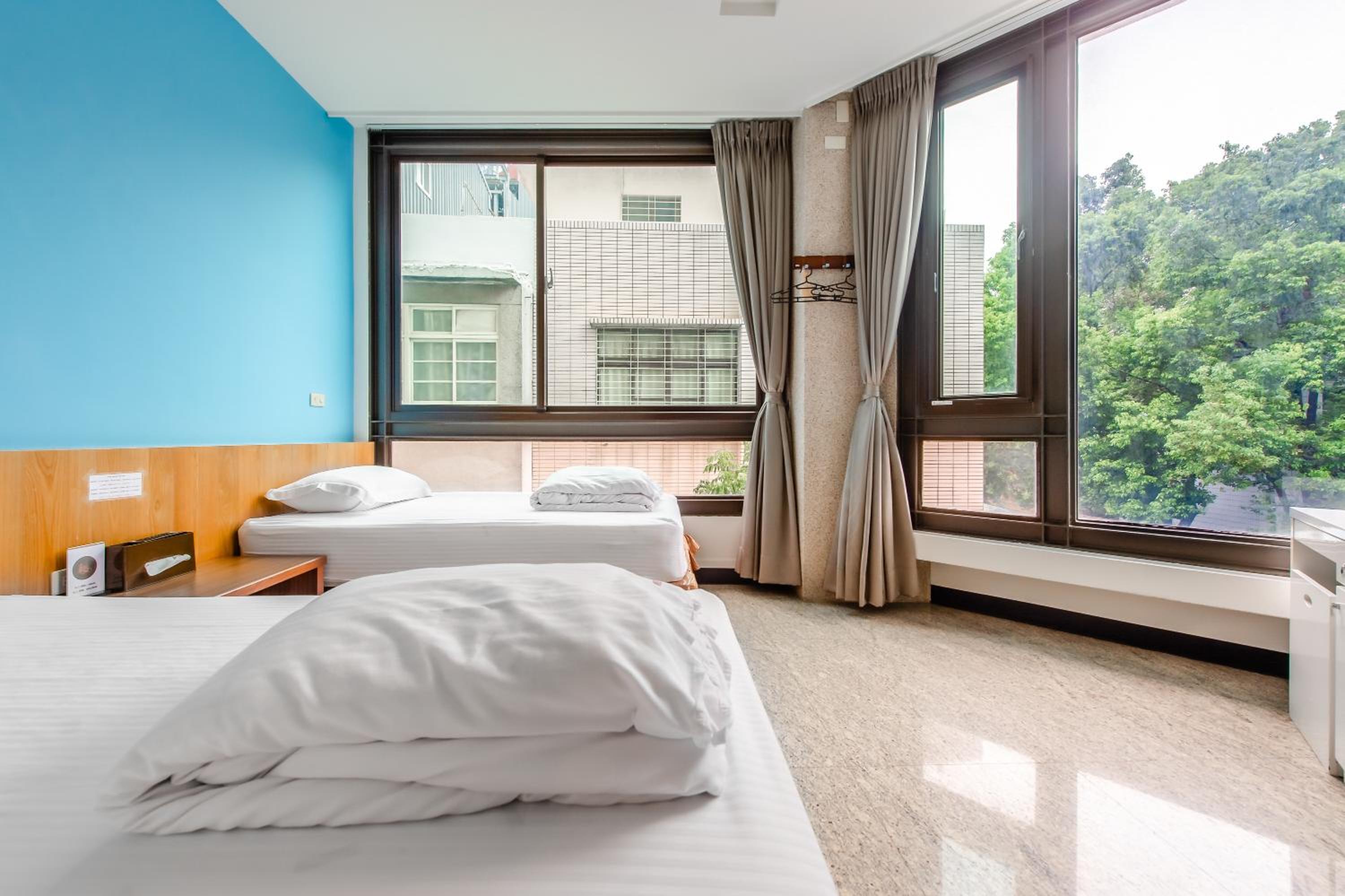 Twin Room with City View - Photo 14